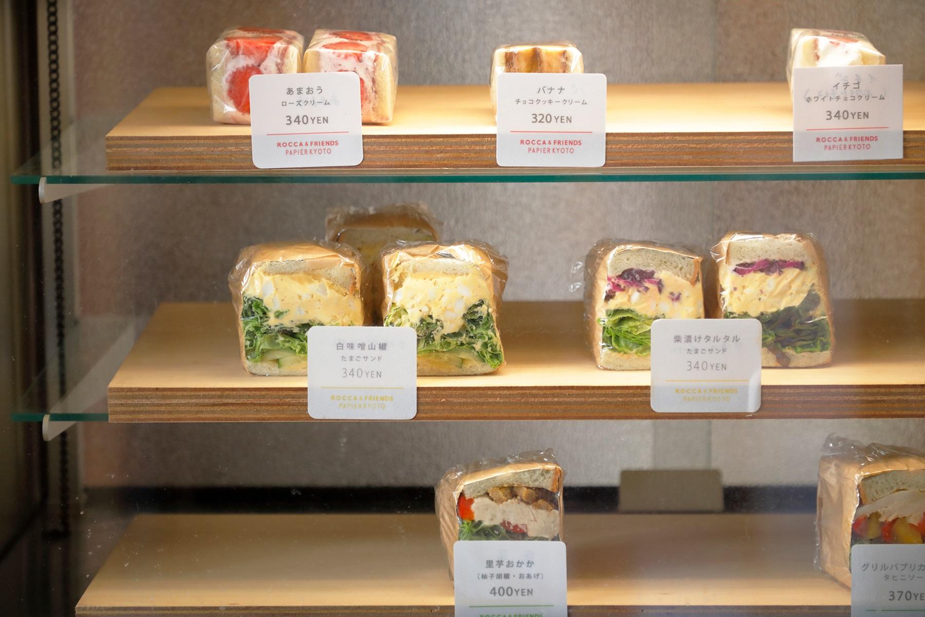 入口を入った正面にあるショーケース