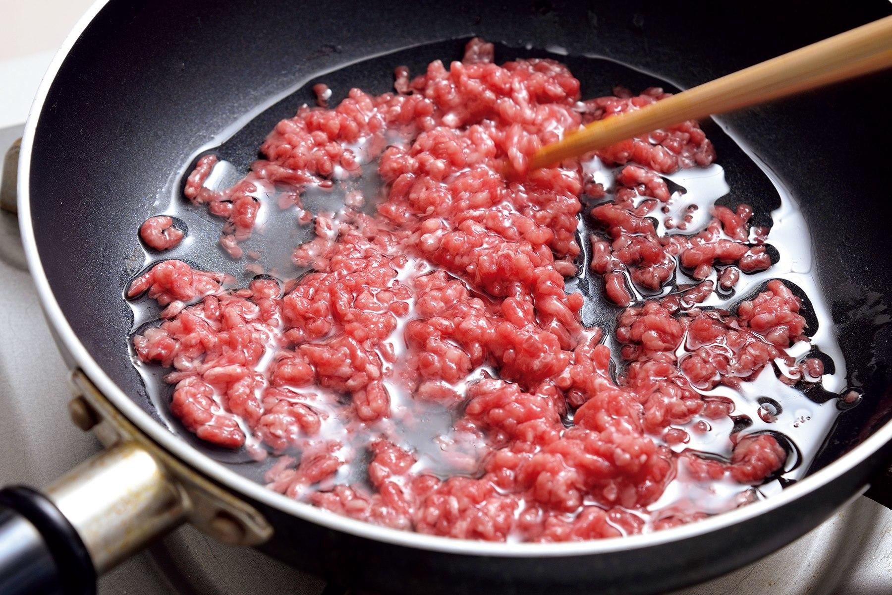 挽き肉と油をフライパンに入れてから弱火にかけるのがコツ。
