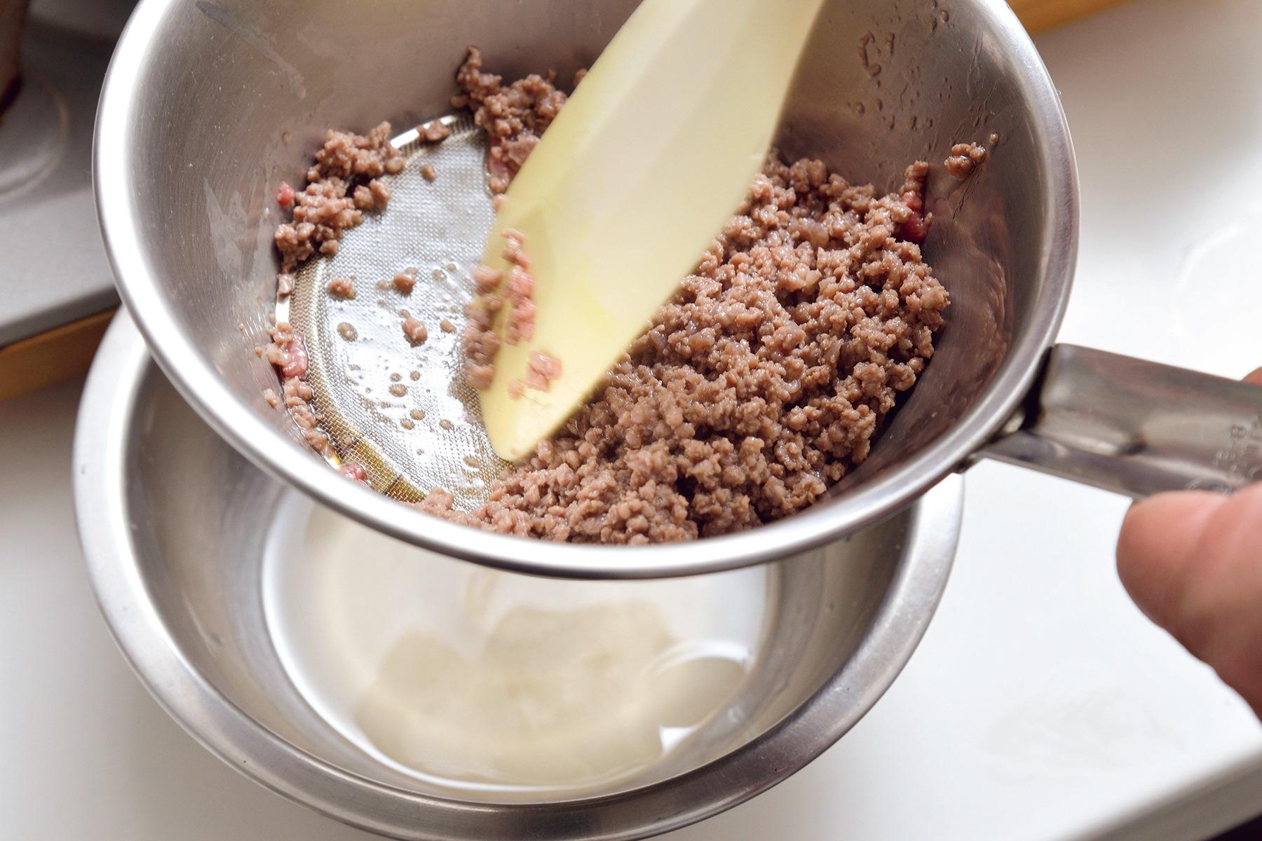 ざるで余分な油と水分を切ると、アクが抜けて味がクリアになる。