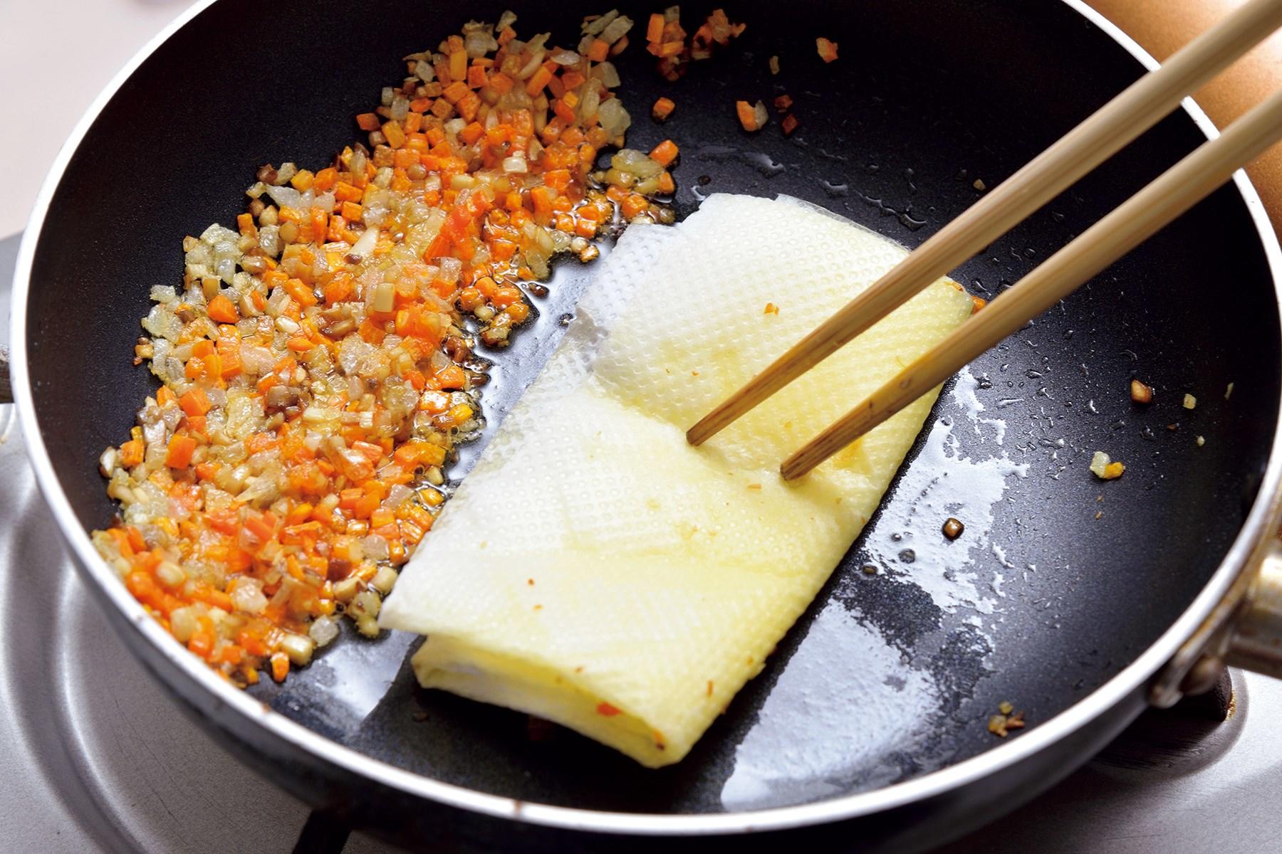 炒めた野菜をはじに寄せると、油を取り除きやすい。