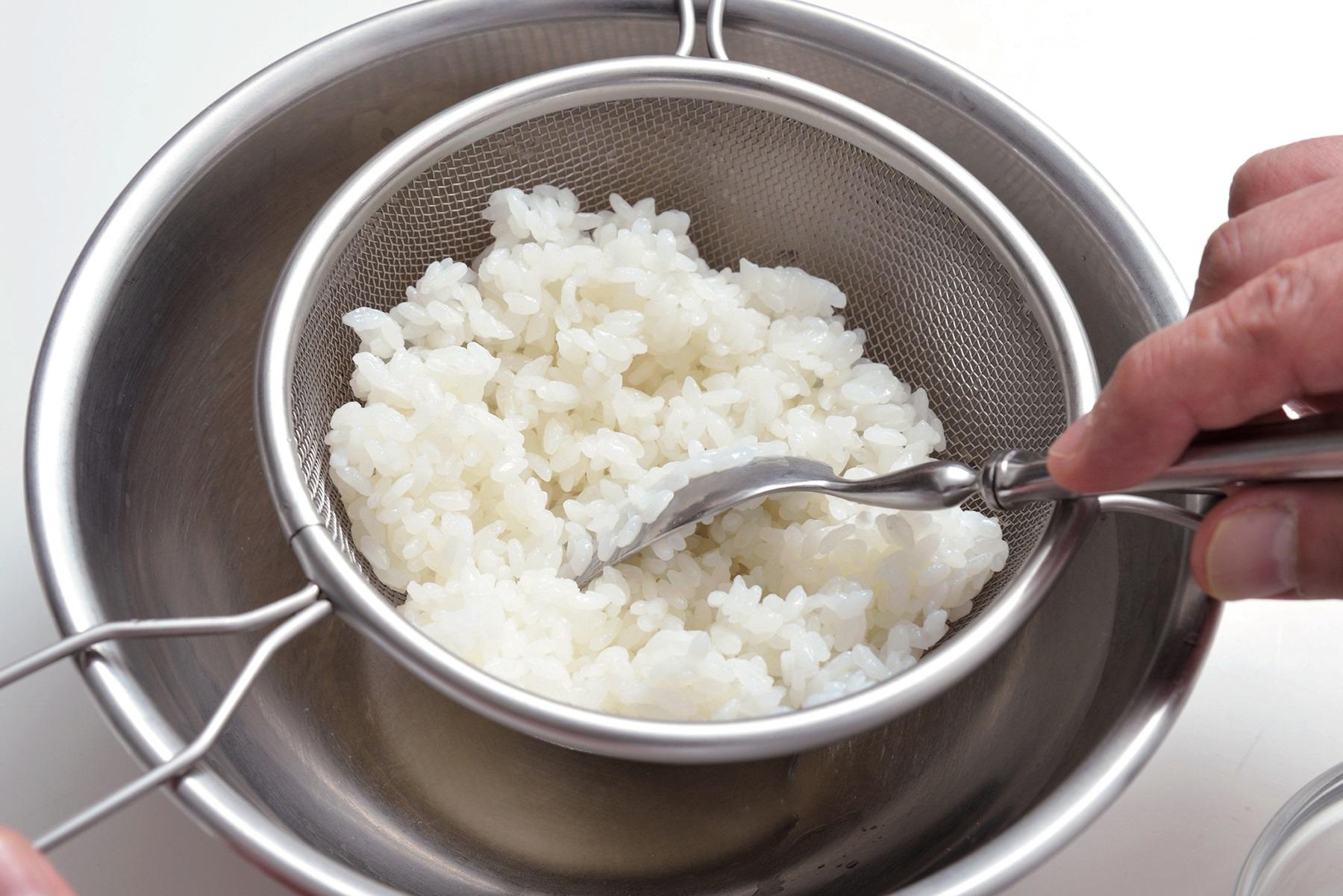 水をなじませてほぐすことで、でんぷんが切れて、炒めたときに粘りが出にくくなる。