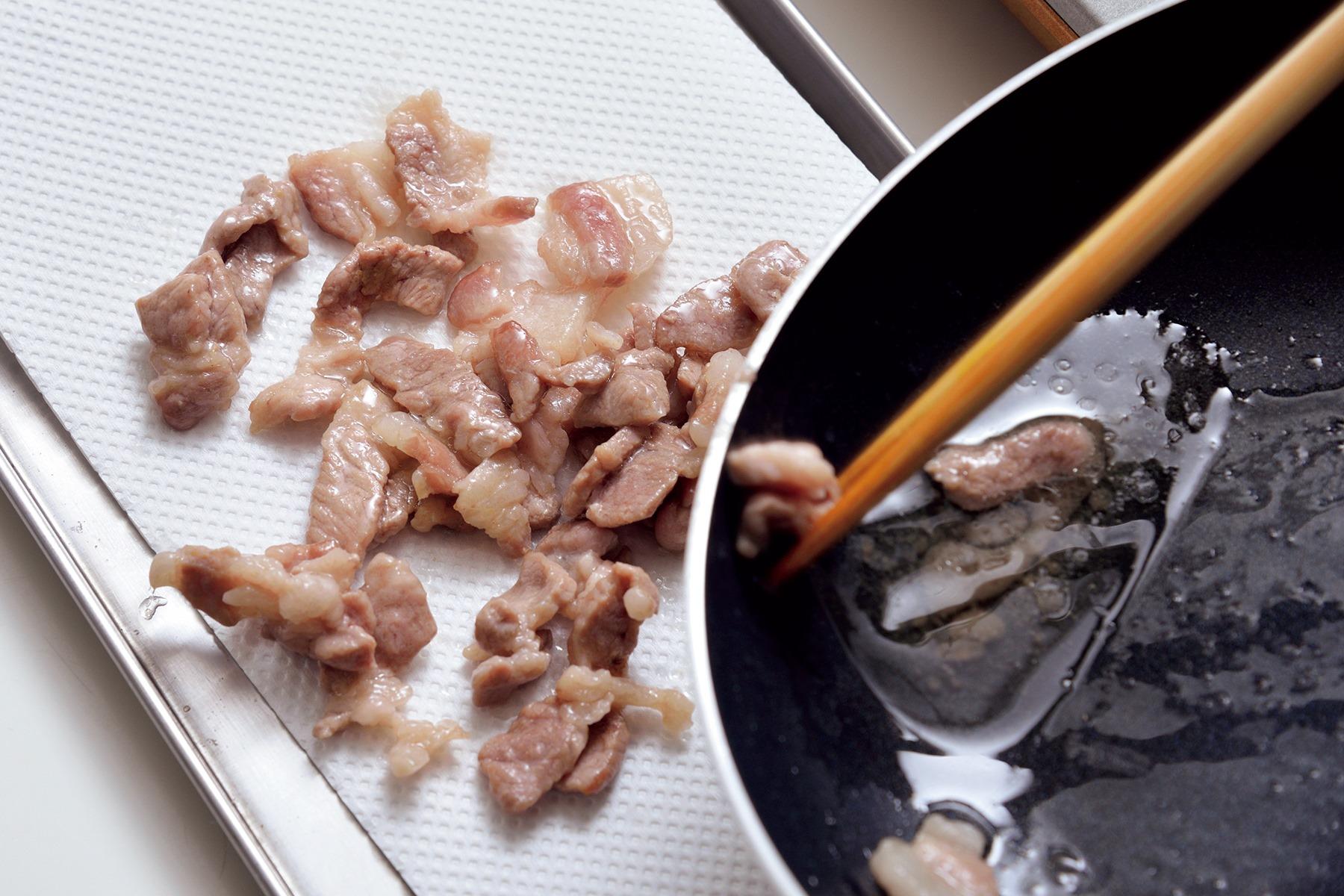 豚肉の余分な脂を落とすことで臭みが取れ、上品な味わいに仕上がる。