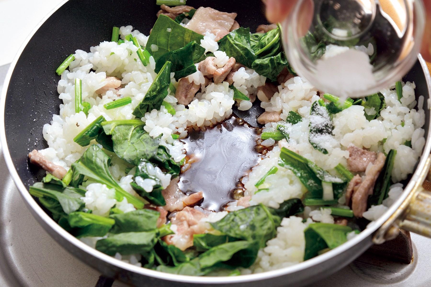 最初の豚肉の下焼きから、レタスを混ぜ炒めるまで弱火をキープする。