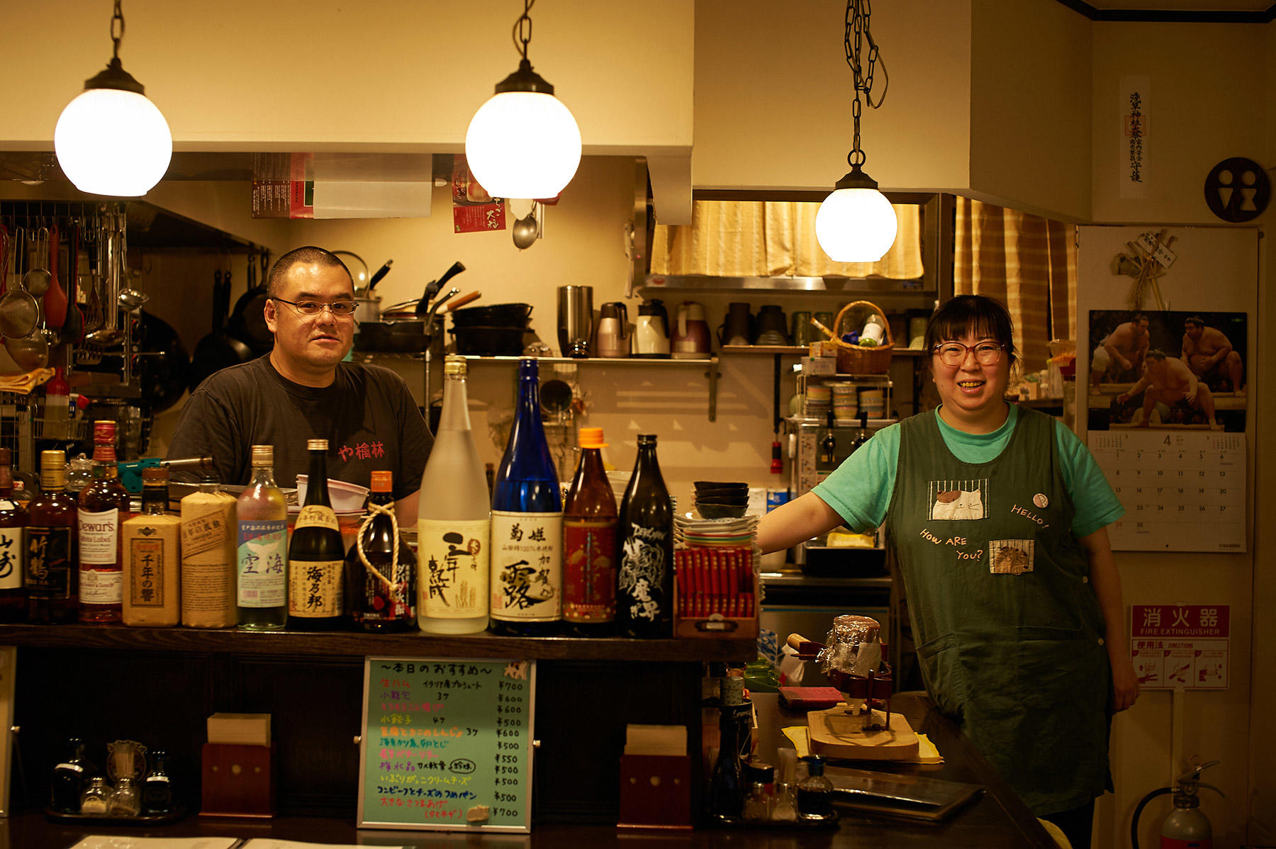 右が女将の「りんごさん」こと渡邊理恵さん。左がマスターの中谷大輔さん。