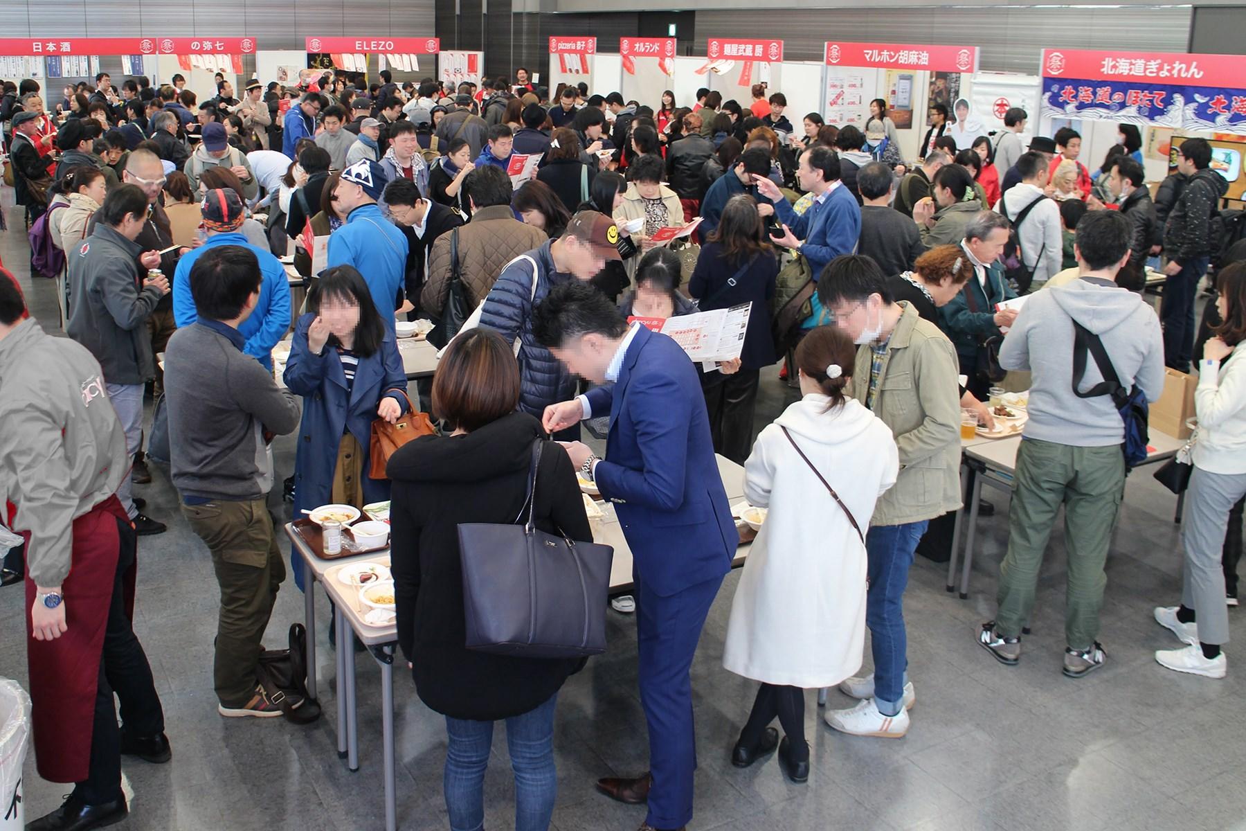 10:00～12:00くらいまでは混雑が予想されます。飲食フロアは1Fが立食、B1が着席です。混雑の中、チケット売り場に買い足しに走るのはちょっと大変。そんな時も「atone」は便利です。