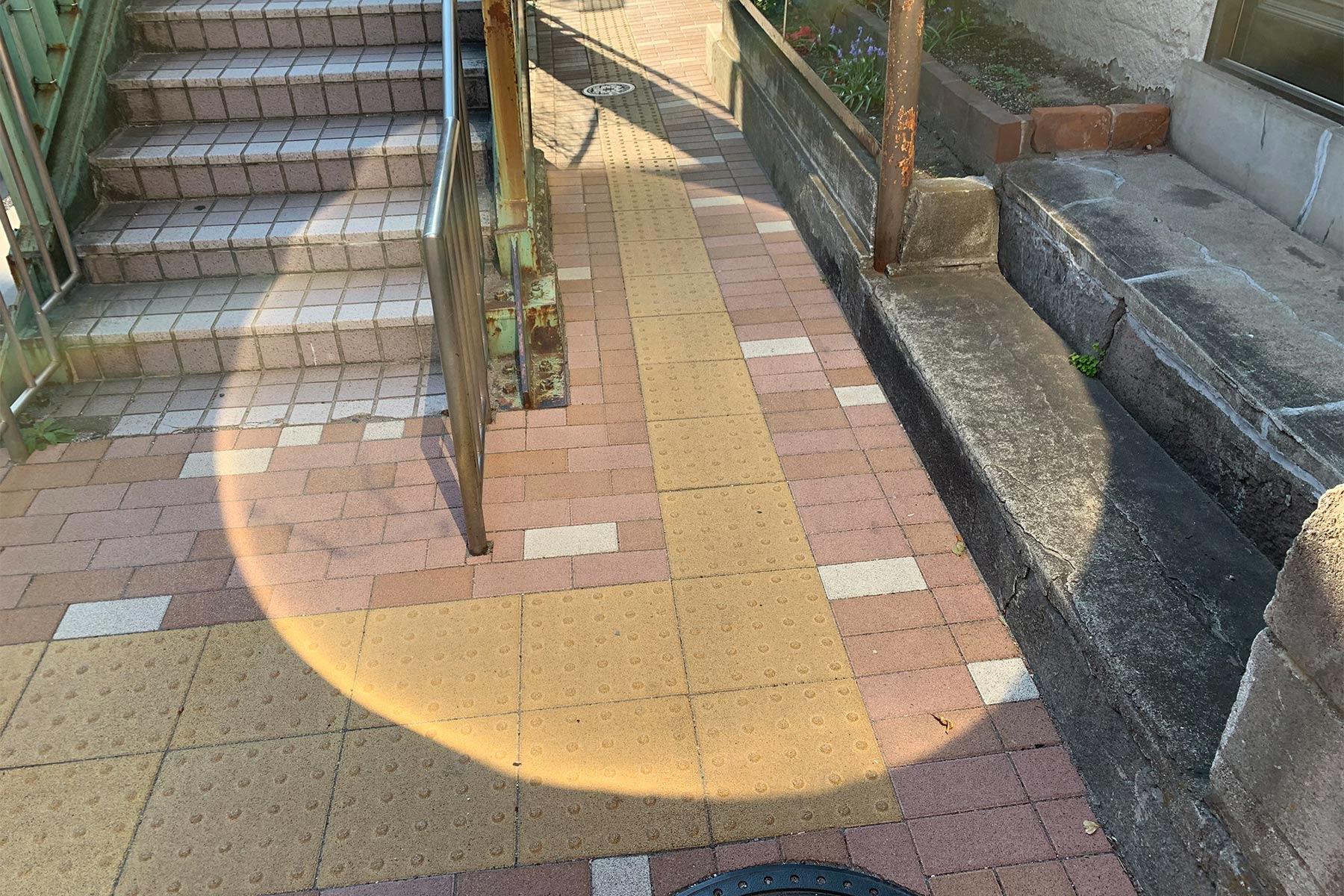 歩道の光