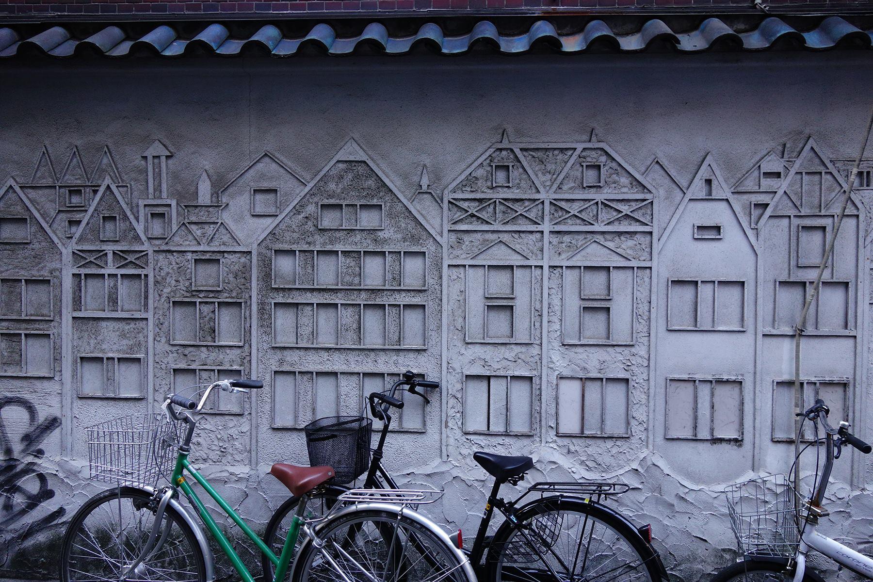 店の壁に斬新なこて絵が。いまはカラオケ店だけど、元はどういう店だったんだ？