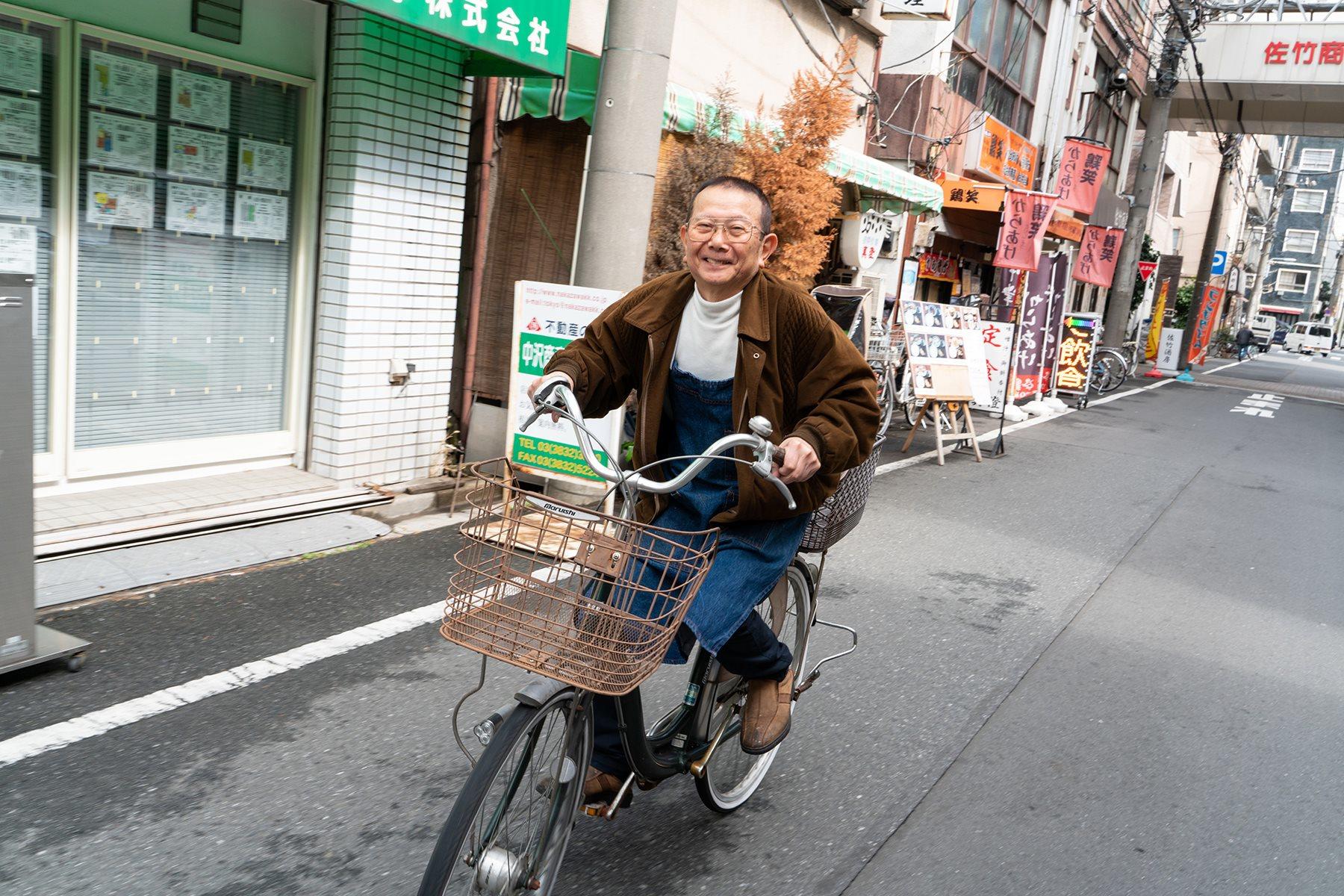 高木茂夫さん。厨房を仕切っている「真澄」の主人。ランチの営業が終わって、自転車で颯爽と夜の買い出しへと向かう。素敵な笑顔。