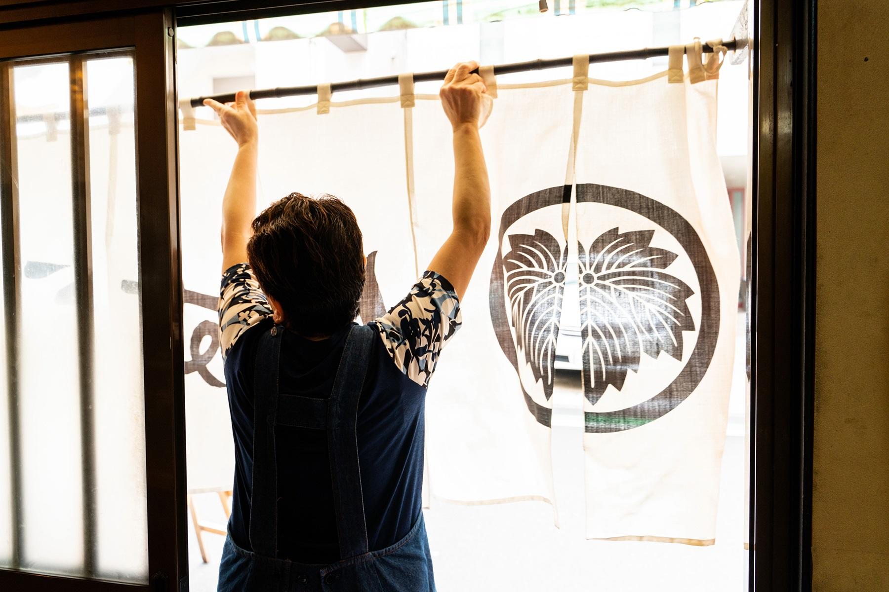 最終日のランチ。店名の由来にもなっている、茂夫さんの妹の真澄さんが暖簾を出す。真澄さん、この場所で生まれ、この店で働き、結婚をして家を出ても、ランチはレギュラー。