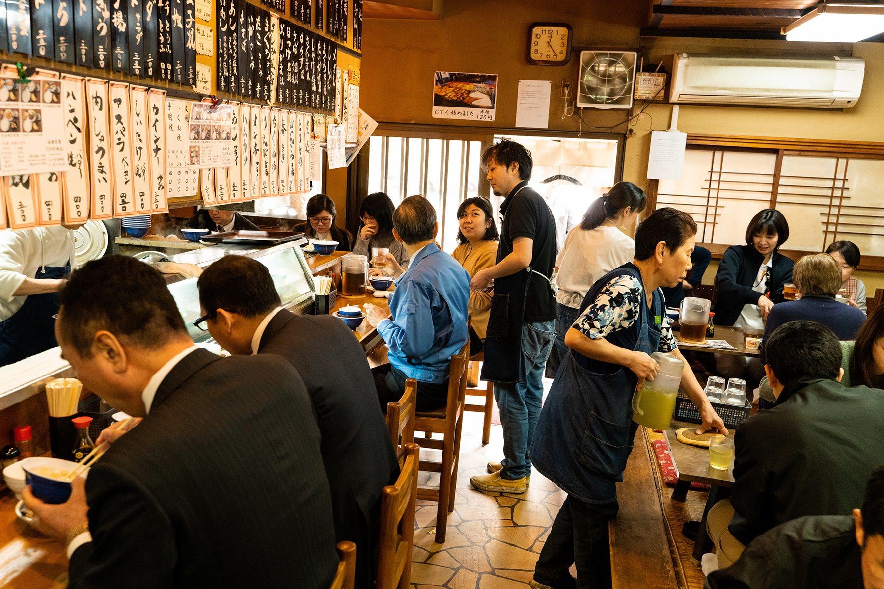 開店と同時に、お客さんがやって来る。ひっきりなし。この日で、しばらくお別れと知っている人もいれば、寝耳に水な人も。