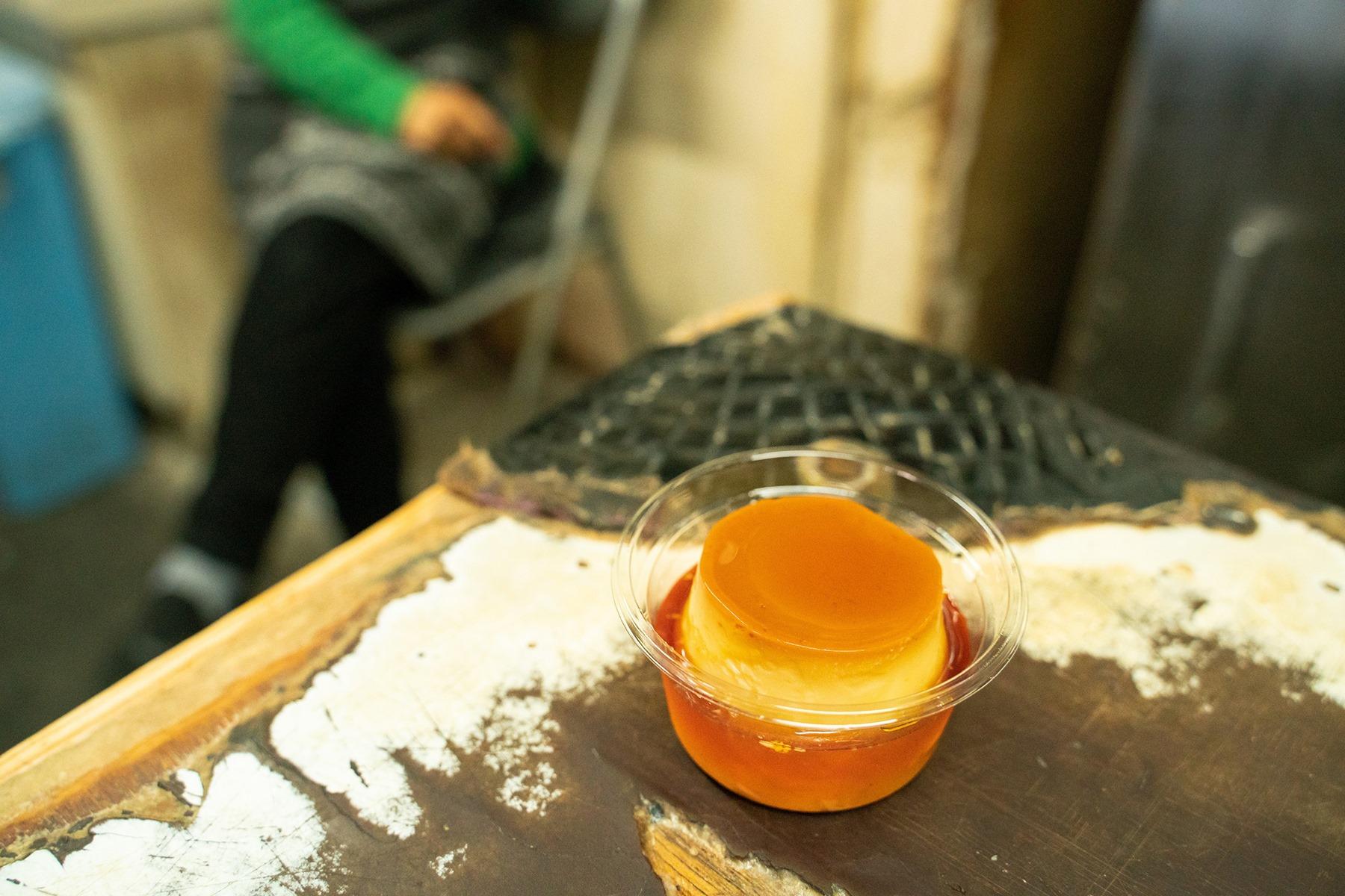 素朴な佇まいのプリン。丁寧に仕上げていく。カラメルに手間をかけ、生クリームを添えるときも、ついついサービスしちゃうのが「好味屋」流。