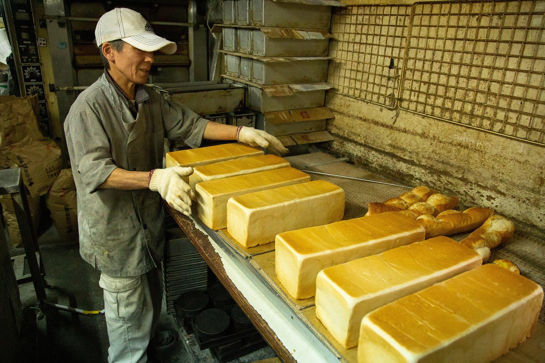 店主の藤村さんと、パン職人の佐藤和男さんが二人三脚。藤村さんはケーキがメインだったんだけれど、「パンの方が忙しくなっちゃってね」。