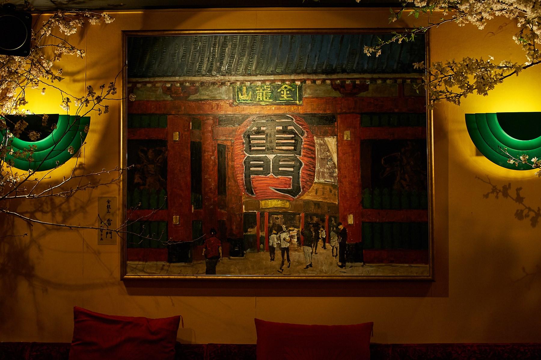 「スナックひまわり」の壁には、堂々たる油絵が（画・萬田智子さん）。浅草寺の雷門（風雷神門）。