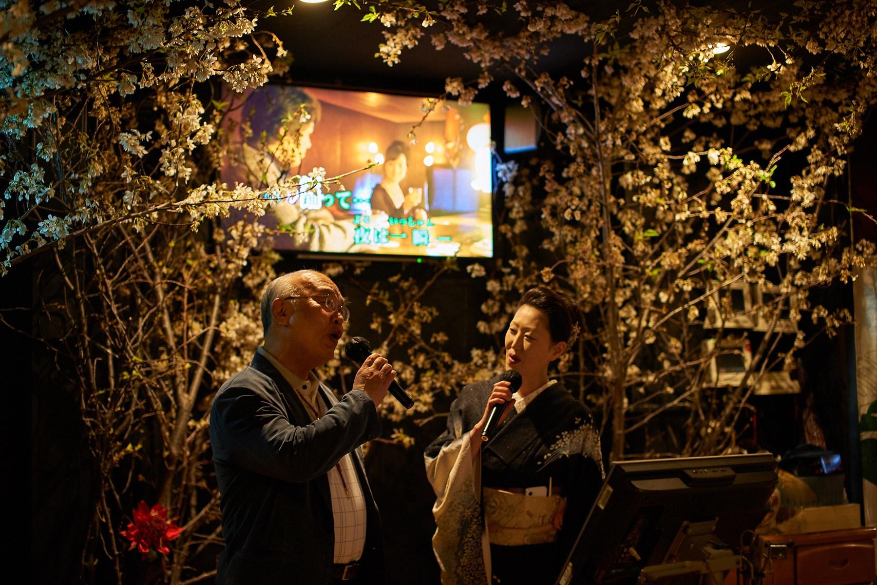 艶っぽい着物姿の恵子さんと『泣きながら夢を見て』をデュエット。桜はすべて本物！28年前より、毎年本物の桜の木を飾っています。