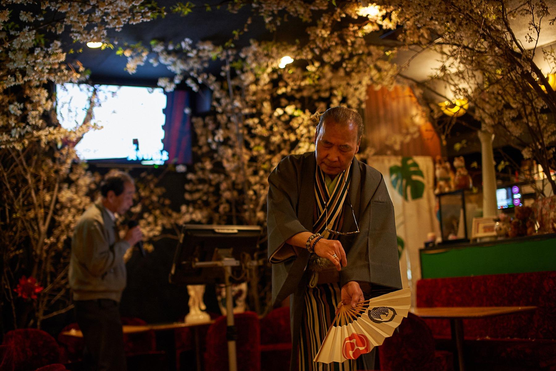 目を閉じ、舞う！