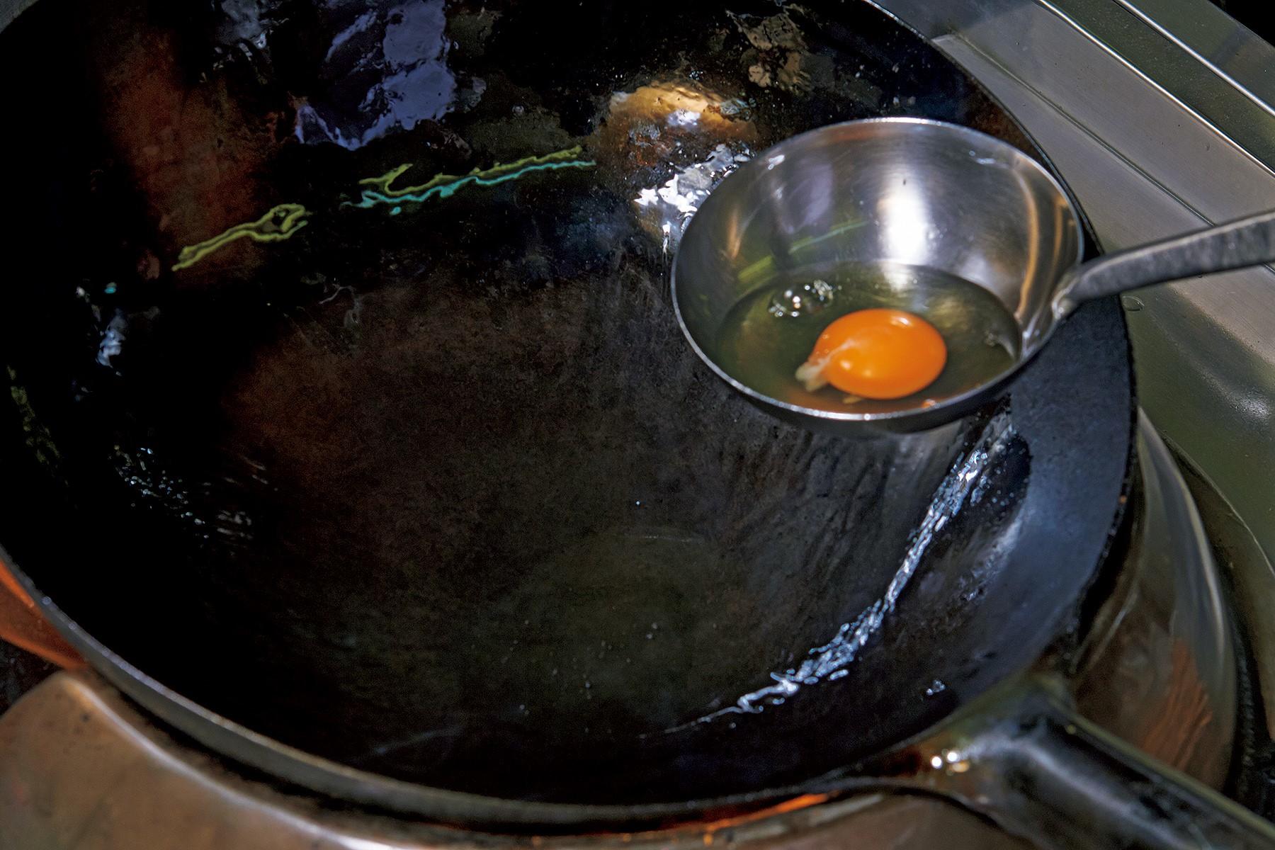 油がしっかり高温になっていれば、卵を入れた瞬間にジャーッと勢いのある音がする。