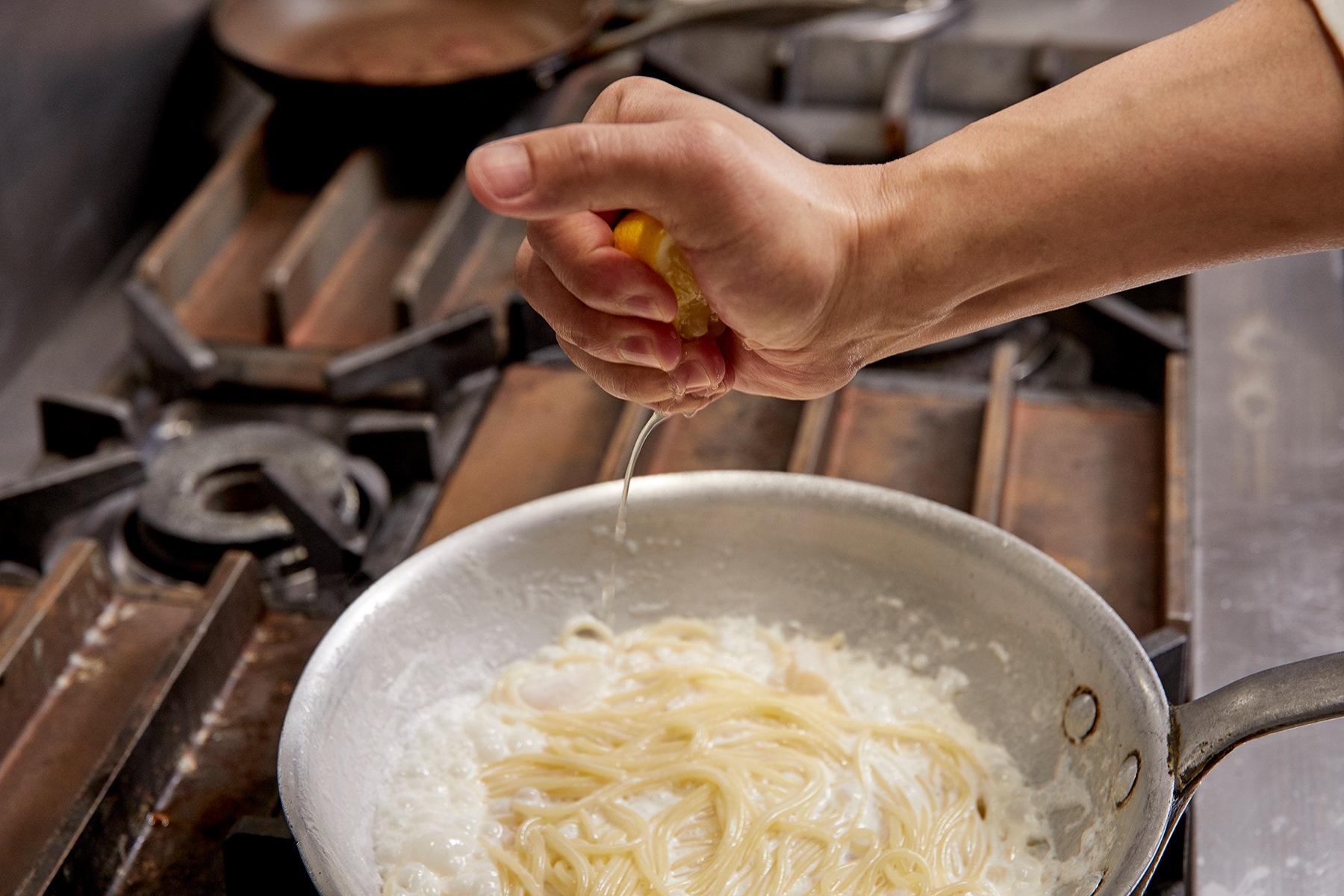 レモンをギュギュッと搾る