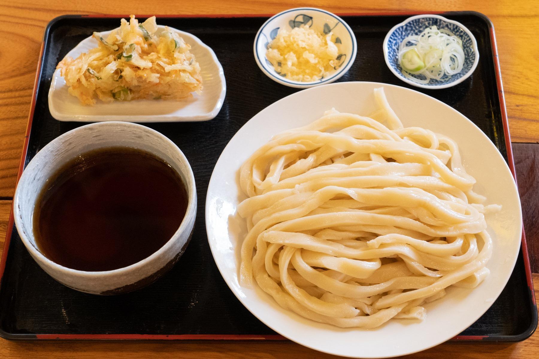 かき揚げ天汁うどん680円。並盛りでも麺の量は400g。