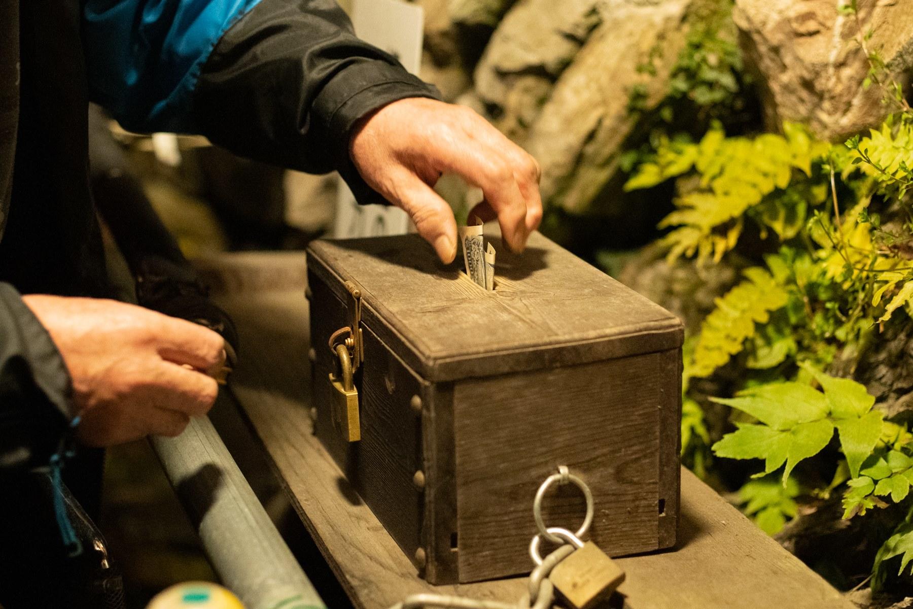 水を汲みにくるたび1,000円札を入れる。この投入口にお札を入れようと思う人はあまりいないような……。