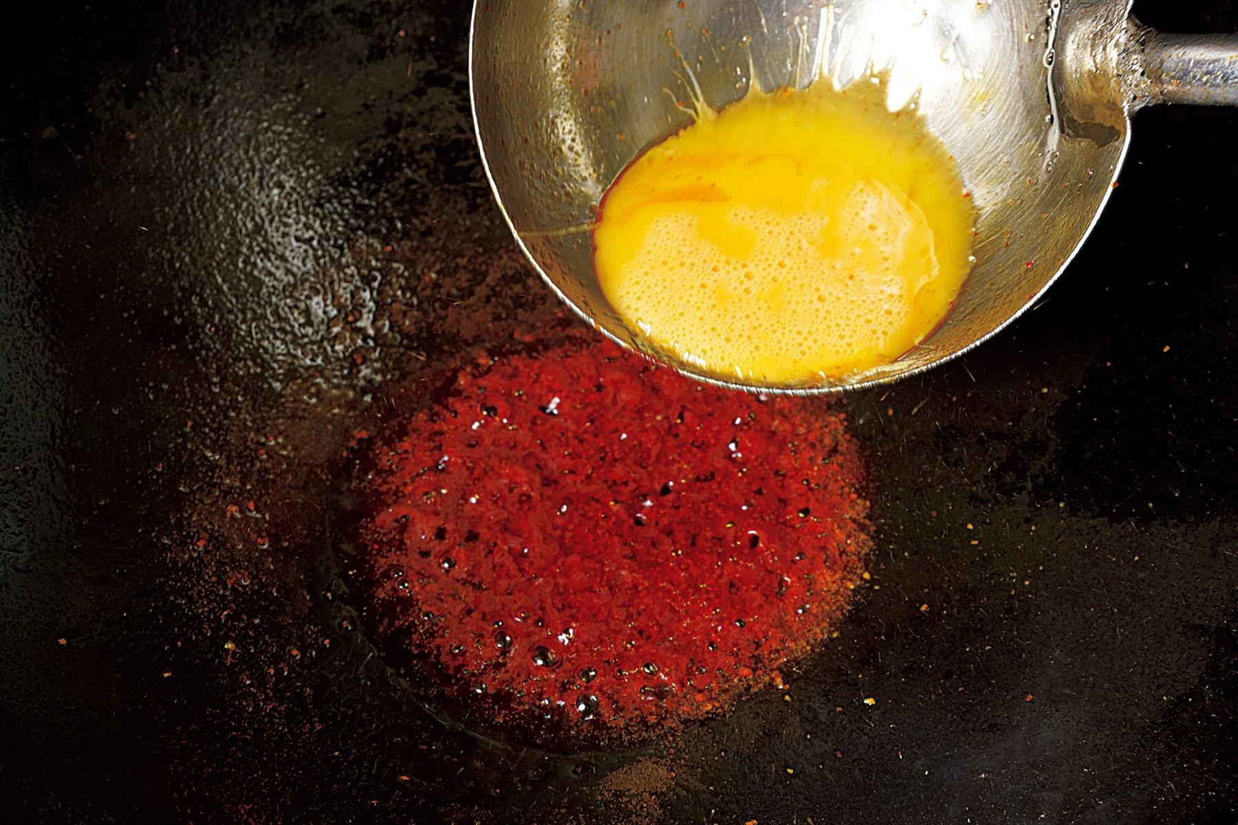 はじめに豆板醤を中火で焼いて、最大限に香りを引き出す!