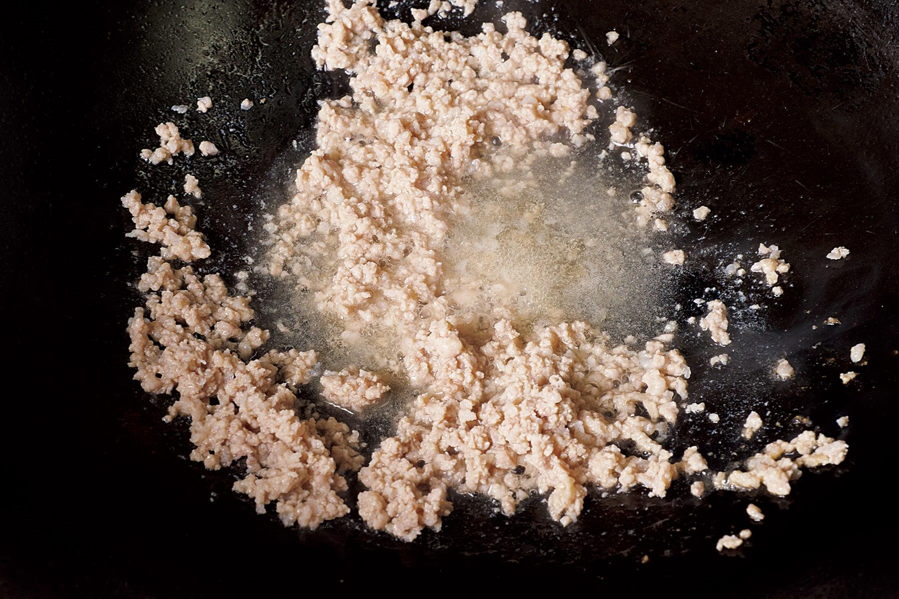 油を引かずに肉から出た脂だけで炒めることで、コクと旨味が生まれる。