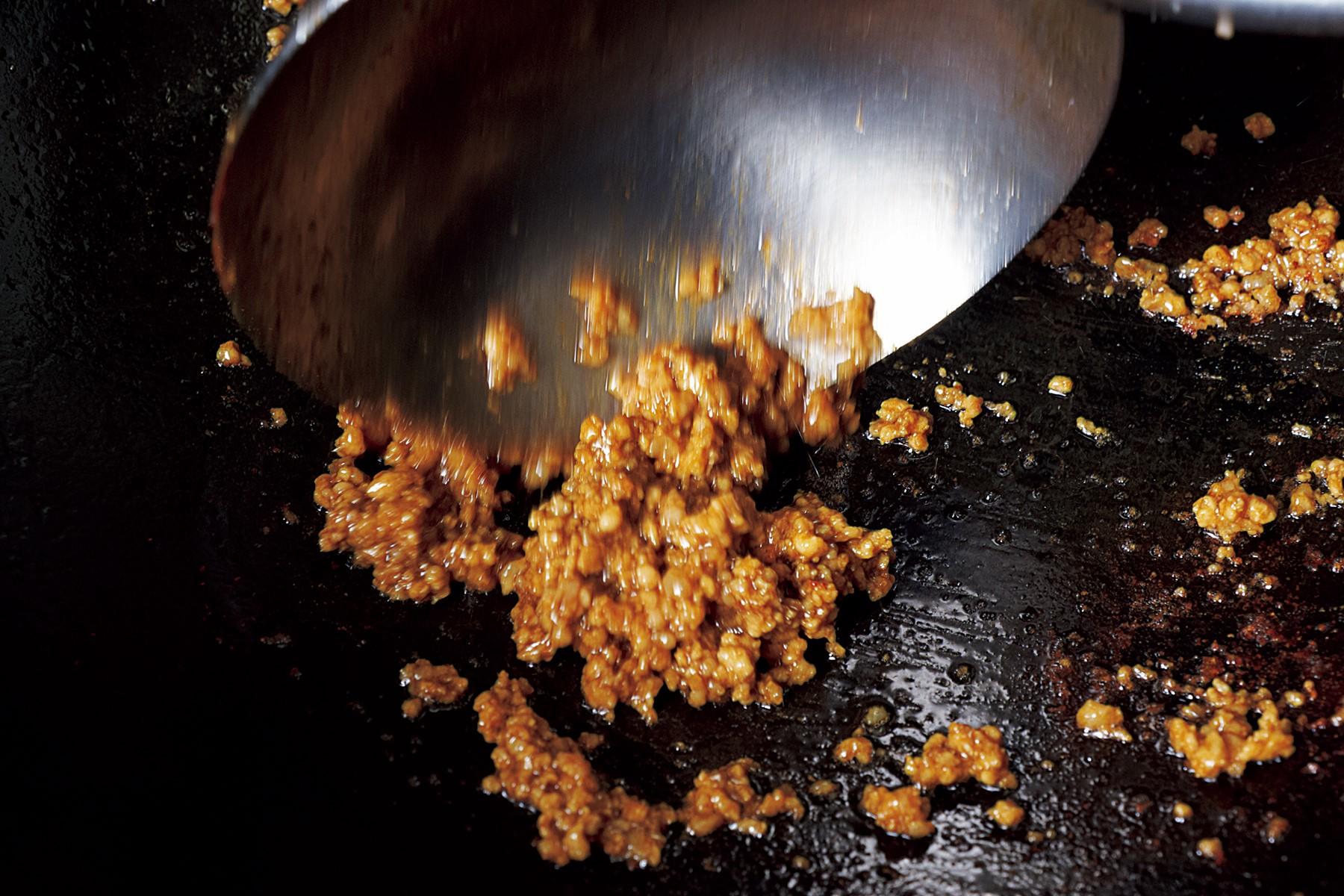 甜麺醤を加えて甘味をプラスする。