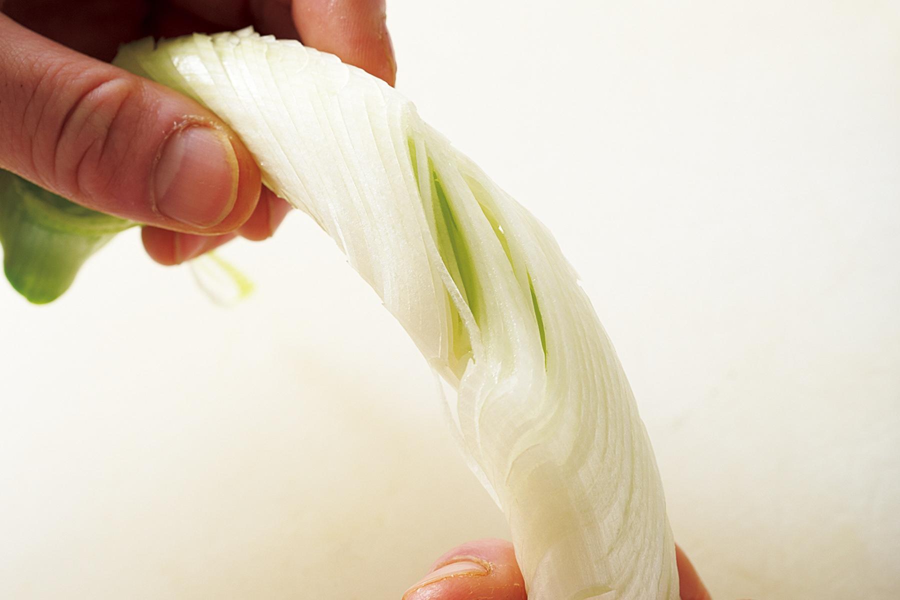 ねぎを曲げて、こんなふうに蛇腹状に柔らかくしなればOK。まんべんなく、細かい切り目が入っている証拠だ。