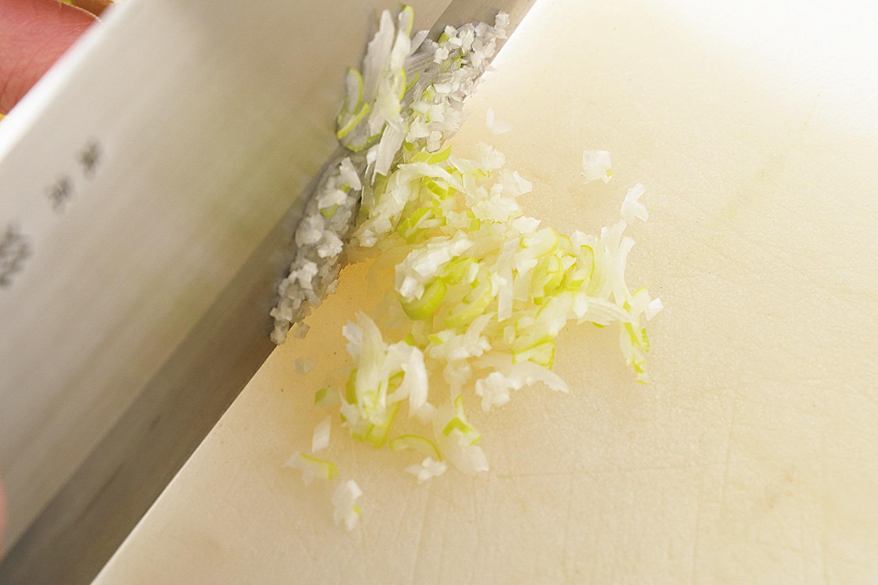 普通のみじん切りよりも、しっとりジューシーになって炒めても乾きにくい。