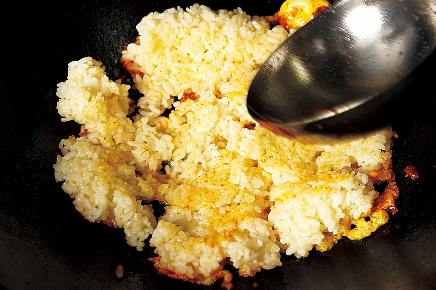 お玉を強く押しつけて、ごはんを潰さないよう注意する。