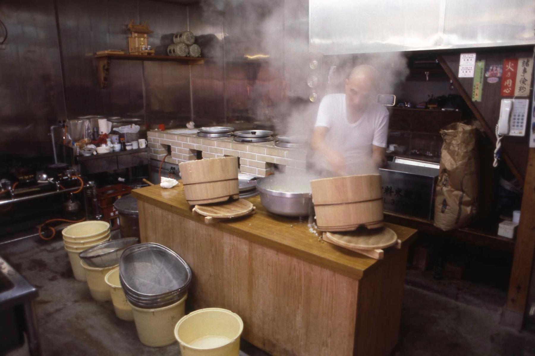 この厨房で村嶋さんは、ひとりでご飯を炊き続けていた。