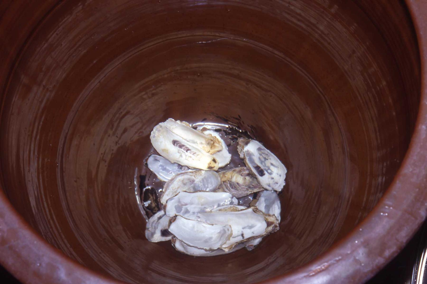 水ガメに沈められた牡蠣の殻によって、米がより良く炊き上がると村嶋さんは考える。