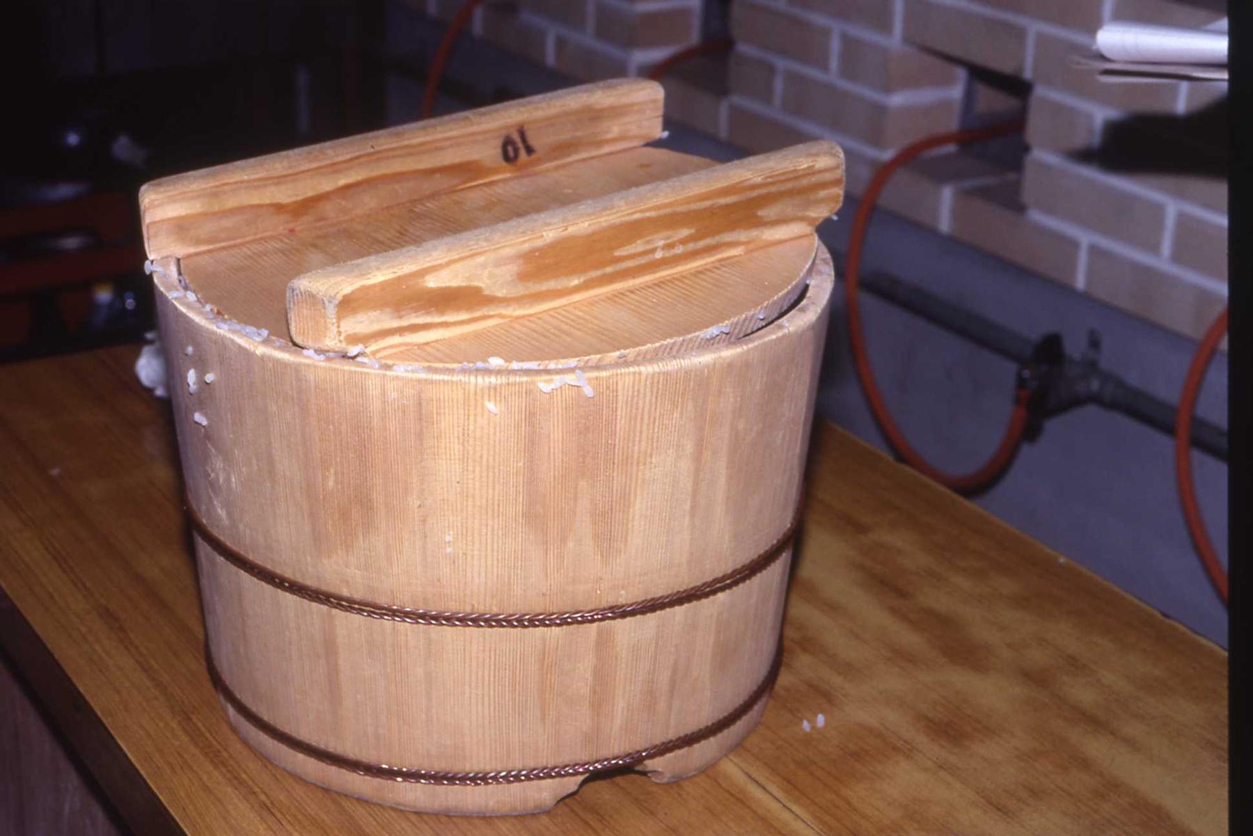 炊き上がったら、ご飯を約15分蒸らす。後に中央の台に運びサワラ材でできたお櫃に移す。