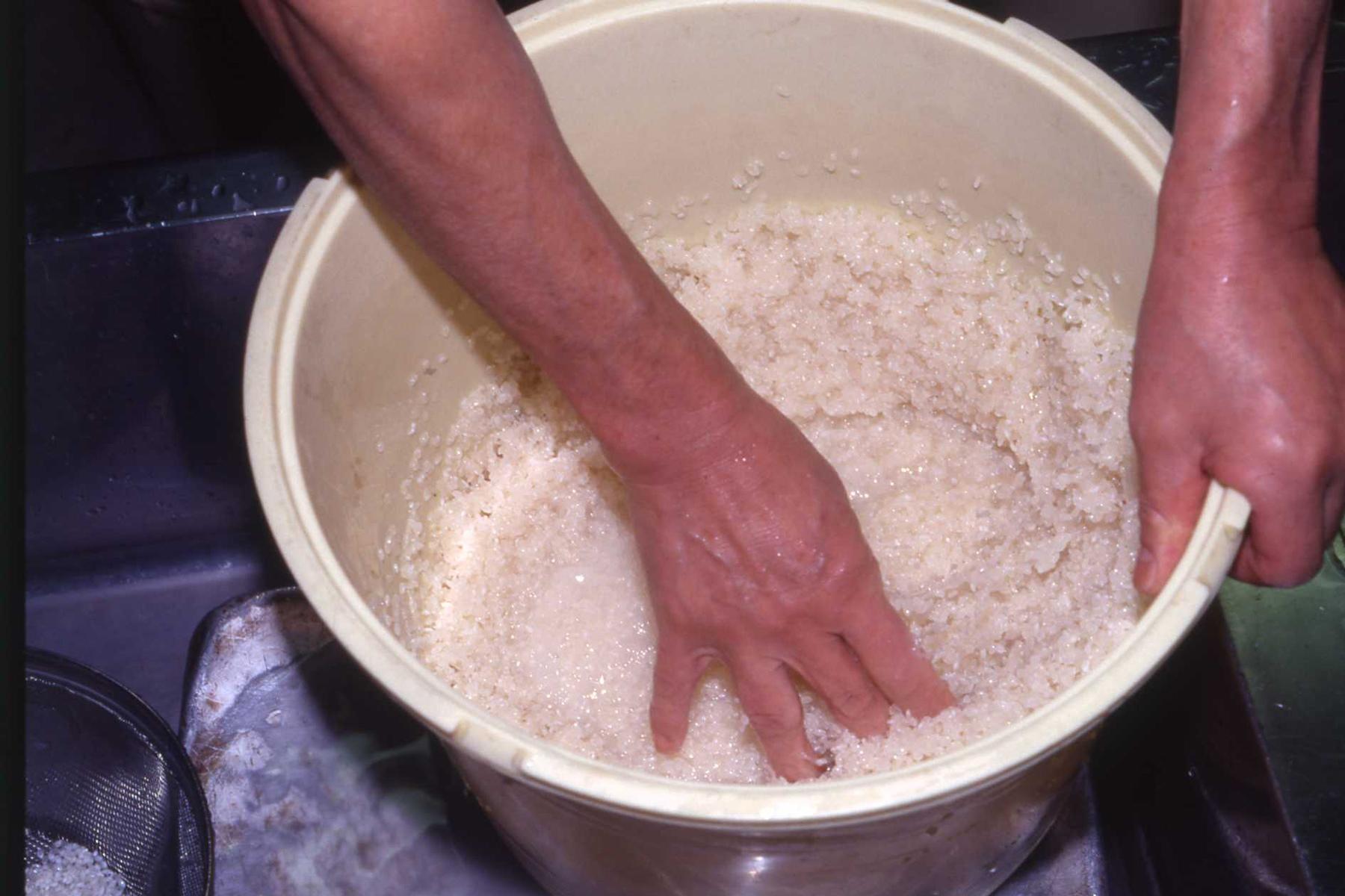 最初のひととぎを手早く済ませた後、水が濁らなくなるまでゆっくりと「女の子をなでるように」とぐ。