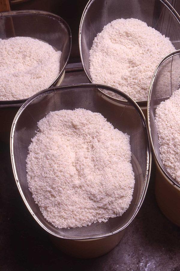 とぎ終えた米は、素早く金物のざるにあけ、約1時間吸水する。米の新旧によって時間を調整する。