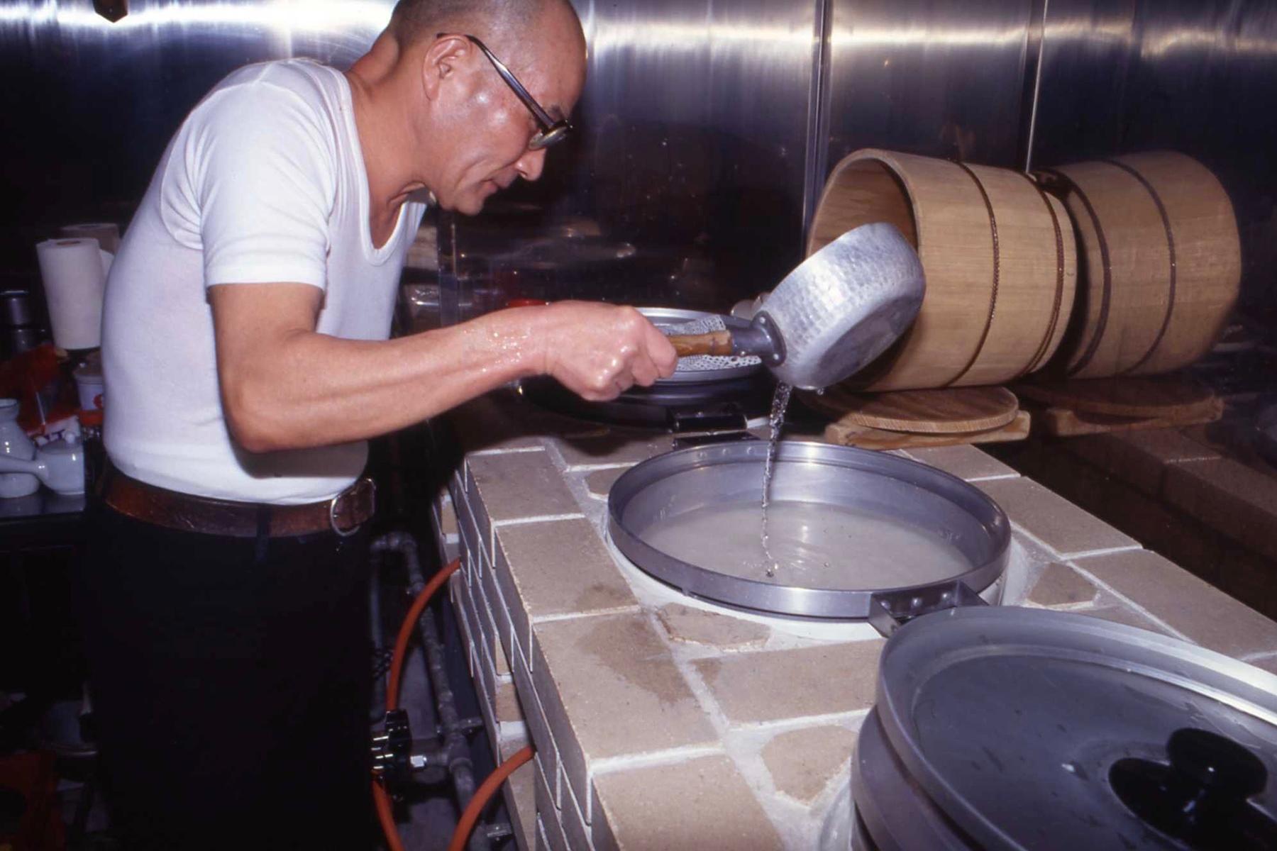 釜に水を入れる。最後の水加減の調節のときだけは、メガネをかける。