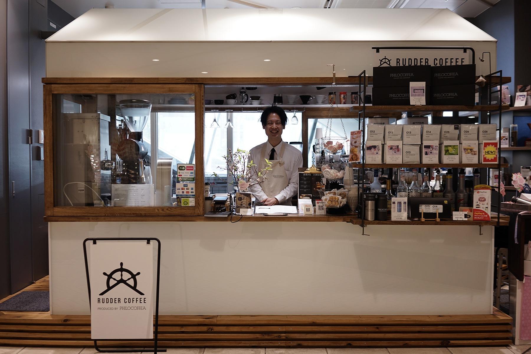 改札から30秒!可愛いテント型の「ラダーコーヒー」。