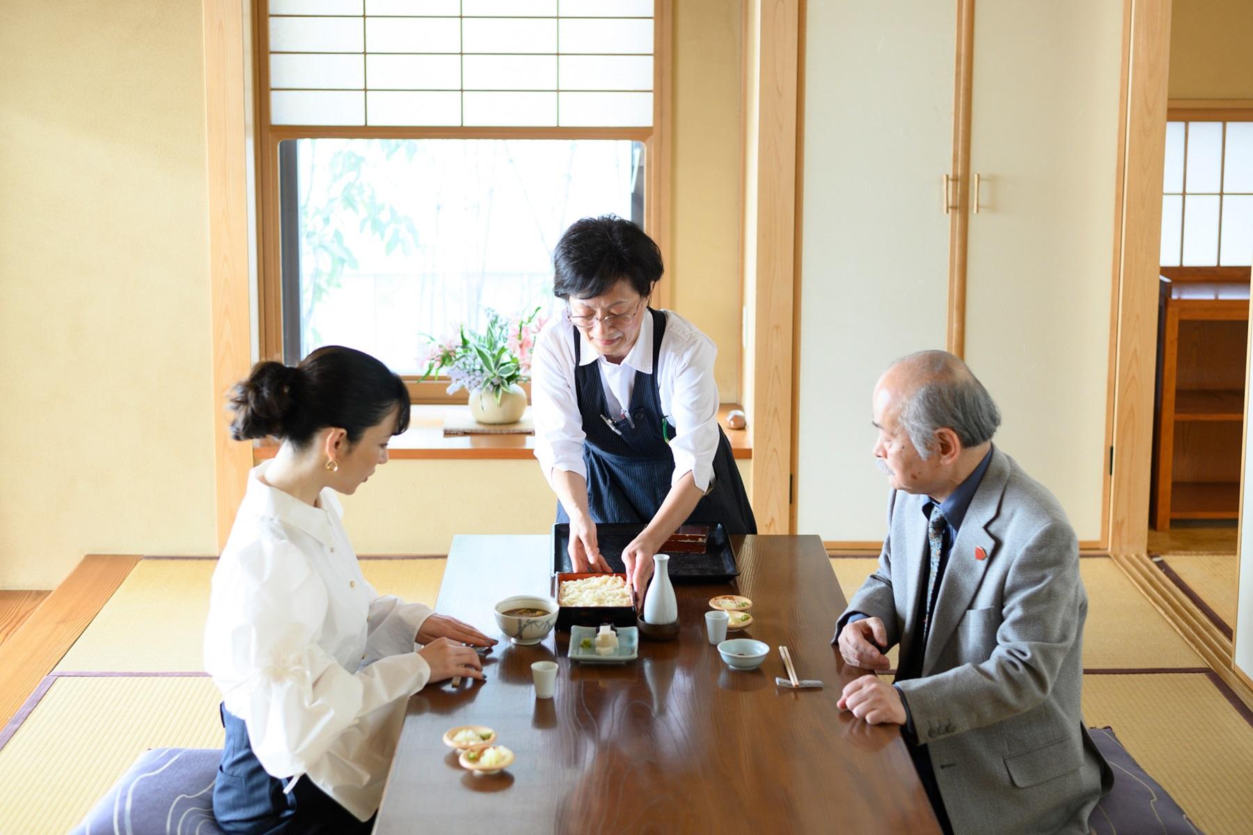 休日の昼下がり、かまぼこと焼き海苔でお銚子1本。気持ち良くほろ酔いになった頃合いで、いよいよ真打ちの蕎麦が登場！まずは元祖、“天もり”“天ざる”からいってみよう。