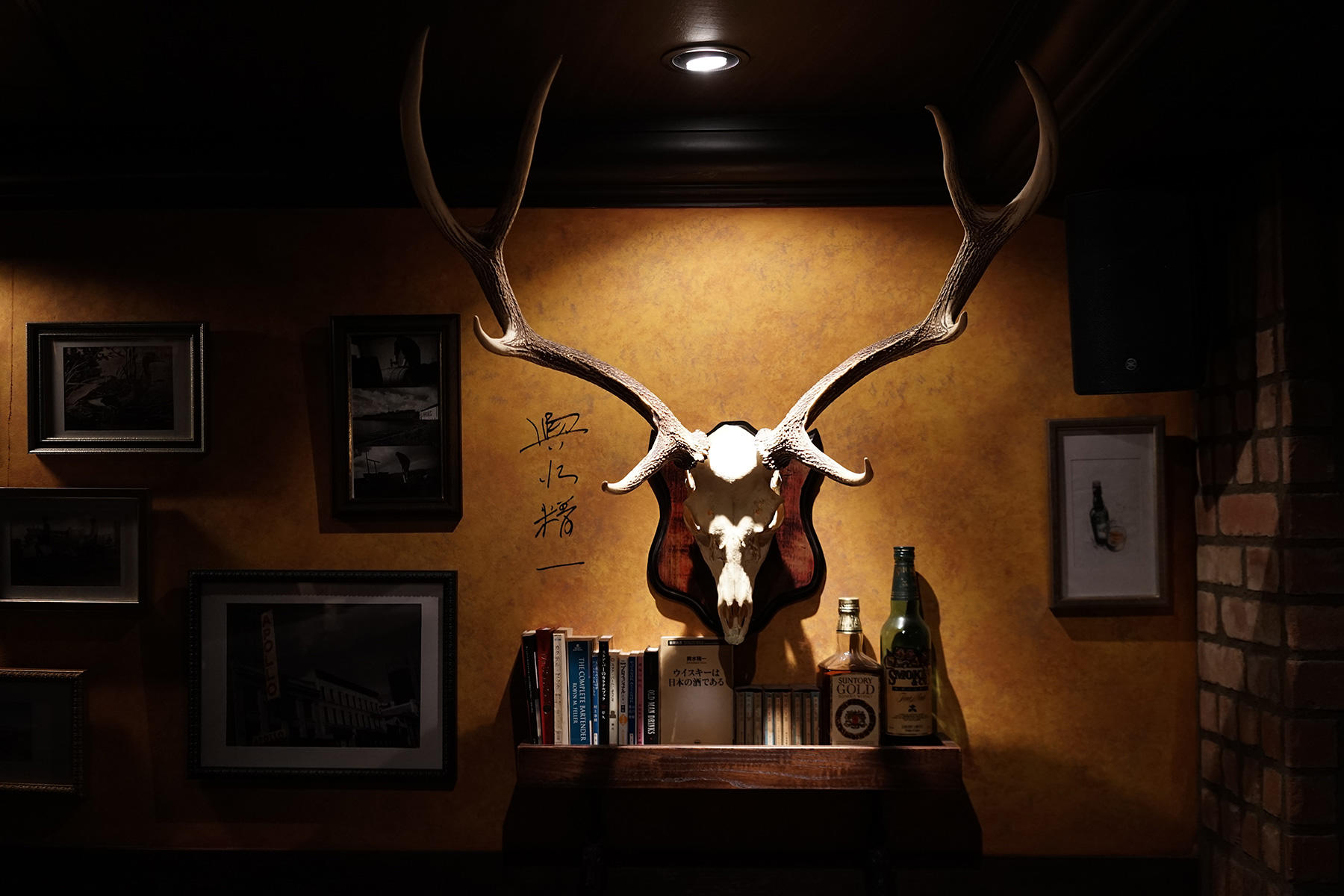 鹿の骨の置物は、海外に出向くことが多かった小松さんがアメリカで入手してきたもの。
