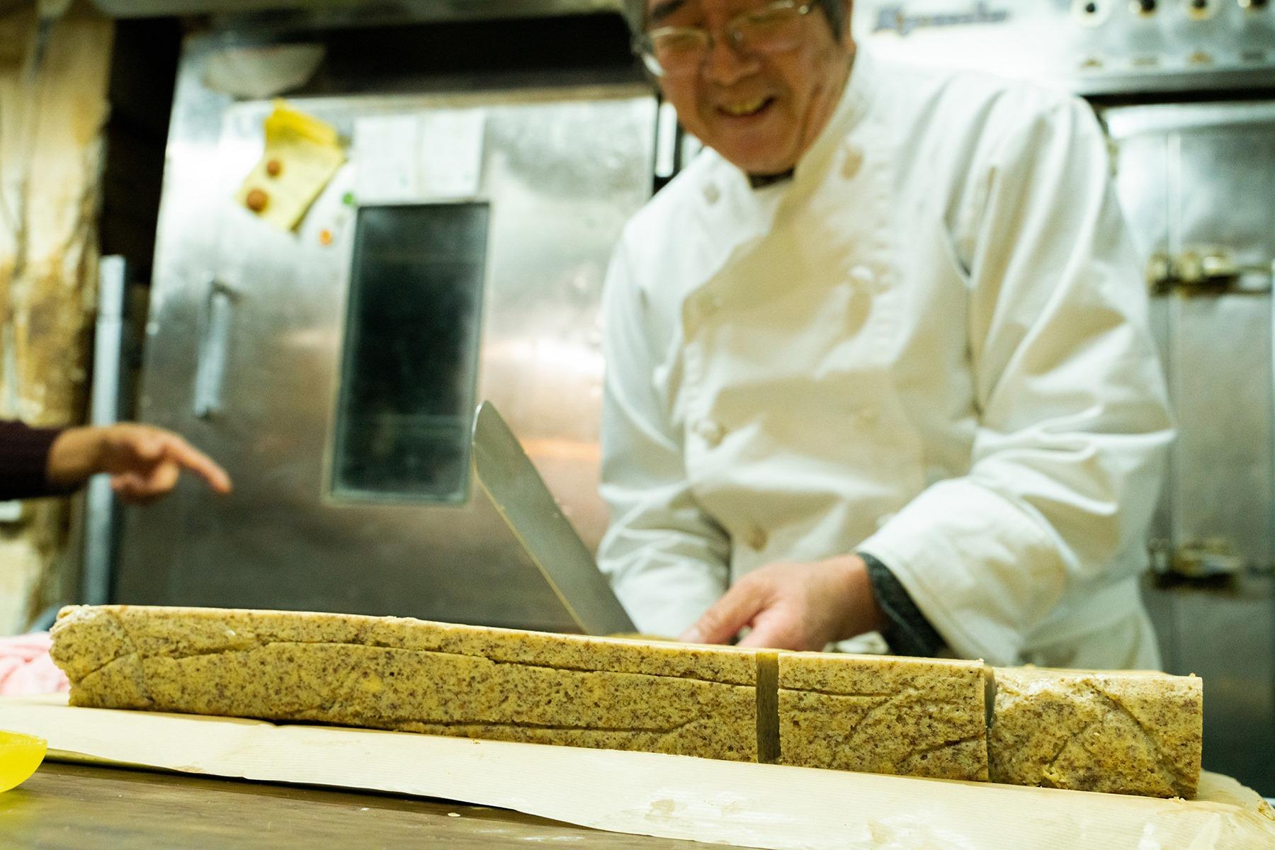 残ったスポンジ生地でつくらなければ、インディアンプリンじゃない。だからこその280円。藤村さん、そこは譲れないみたい。