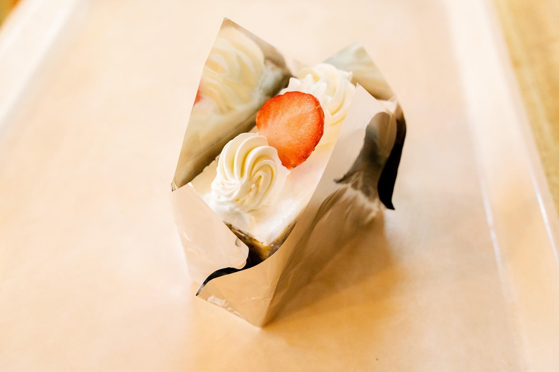 銀紙をまとった姿がインディアンプリンの完成形。懐かしい佇まい。そりゃ、そうだ。半世紀以上前から、当たり前のようにあるんだから。