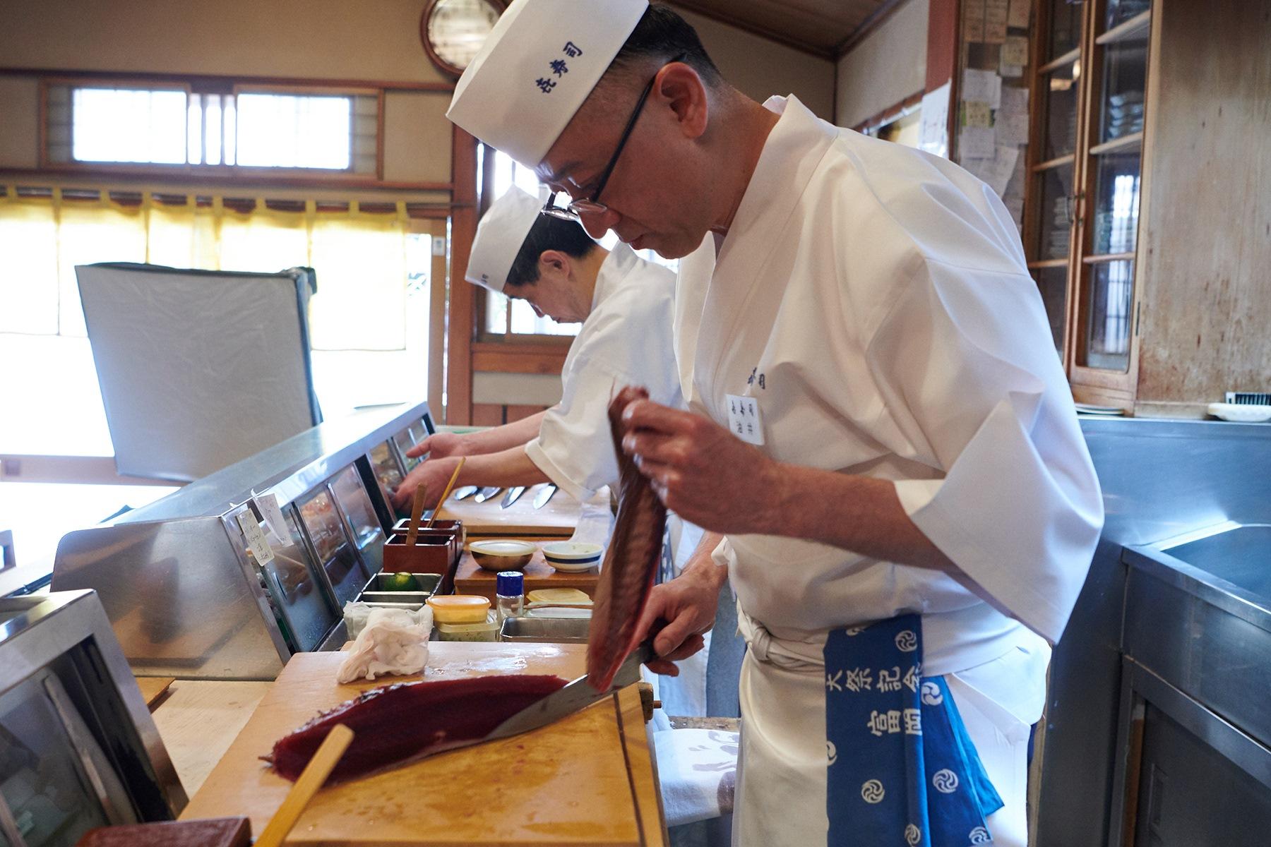 「鰹は包丁を入れるまでわからない魚です」と四代目の油井一浩さん。