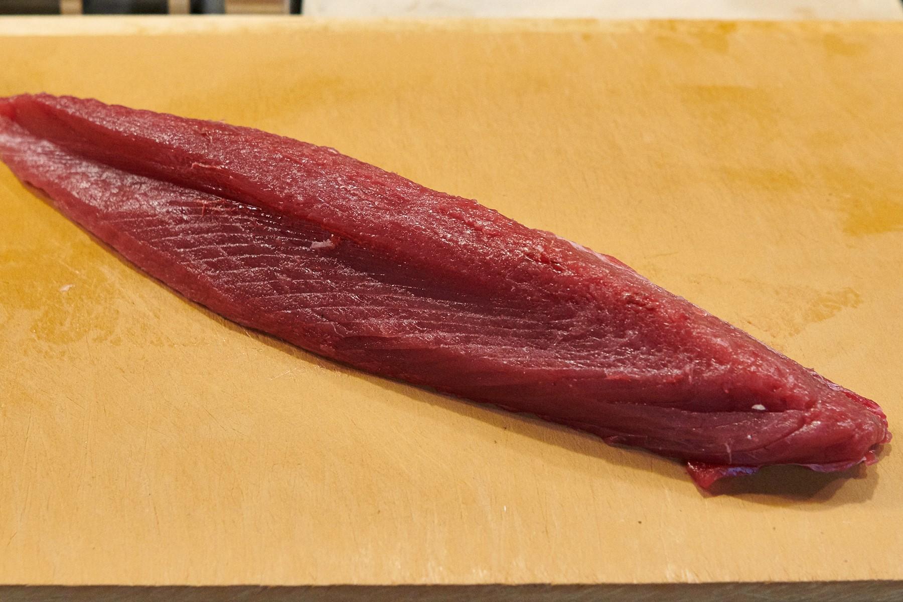 鹿児島で獲れた6kgの上物。皮を剥いだ身は美しいロゼ色だった。