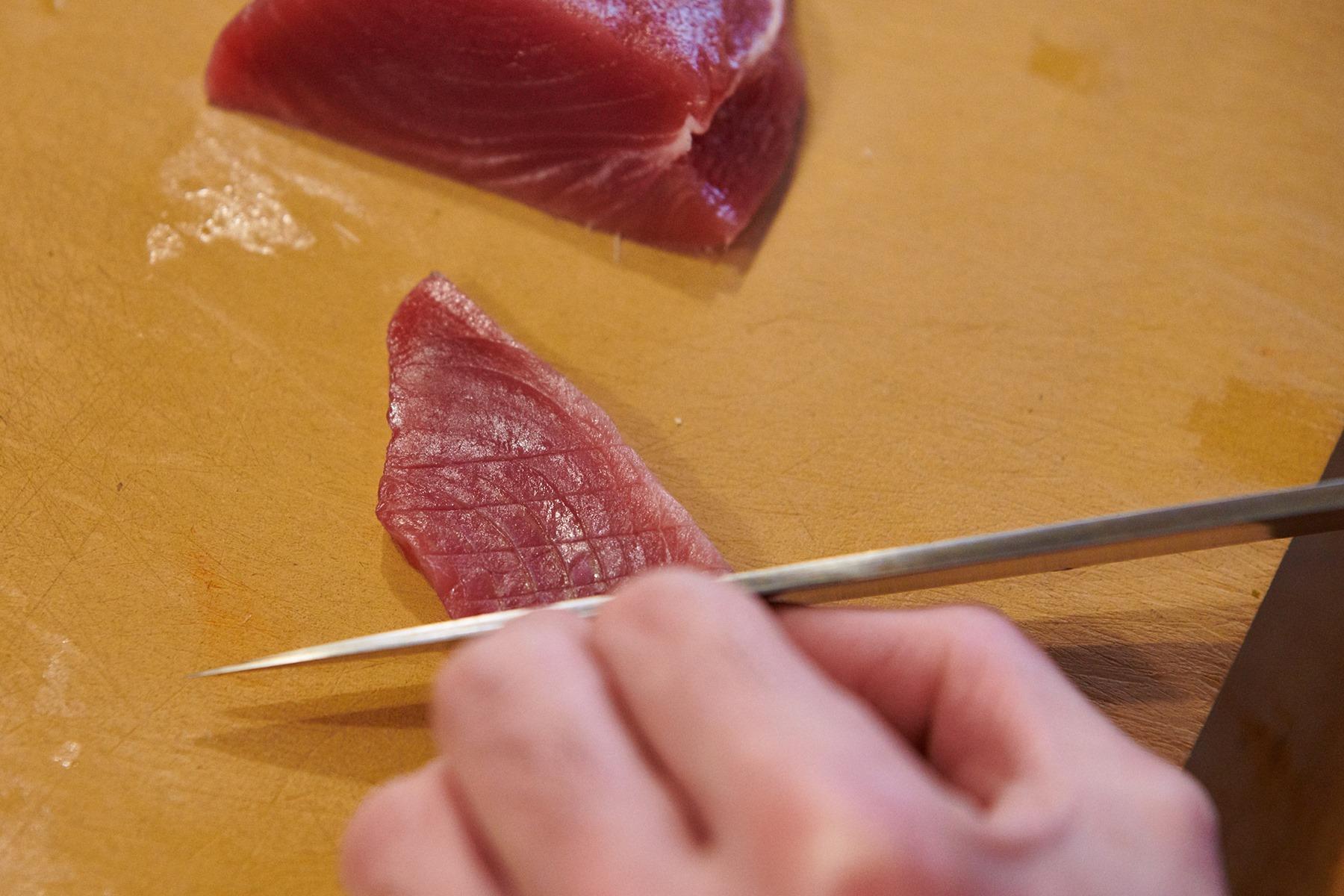 切り付けた身に隠し包丁を入れる。