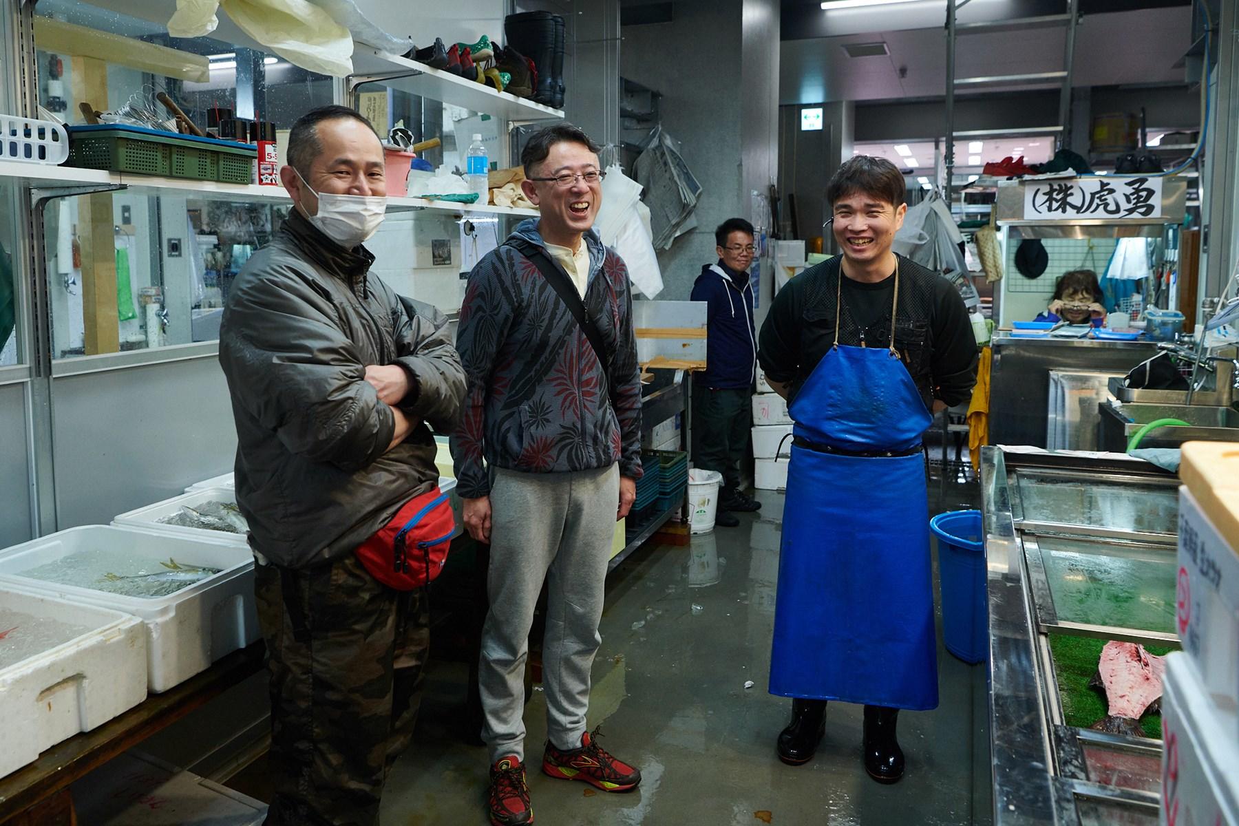 一浩さんを真ん中に、右が鰹専門の仲卸「虎勇」の中村文隆さん。左は一浩さんの弟の厚二さん。ふたりは週ごとに交代して、「㐂寿司」の仕入れと握りを担っている。