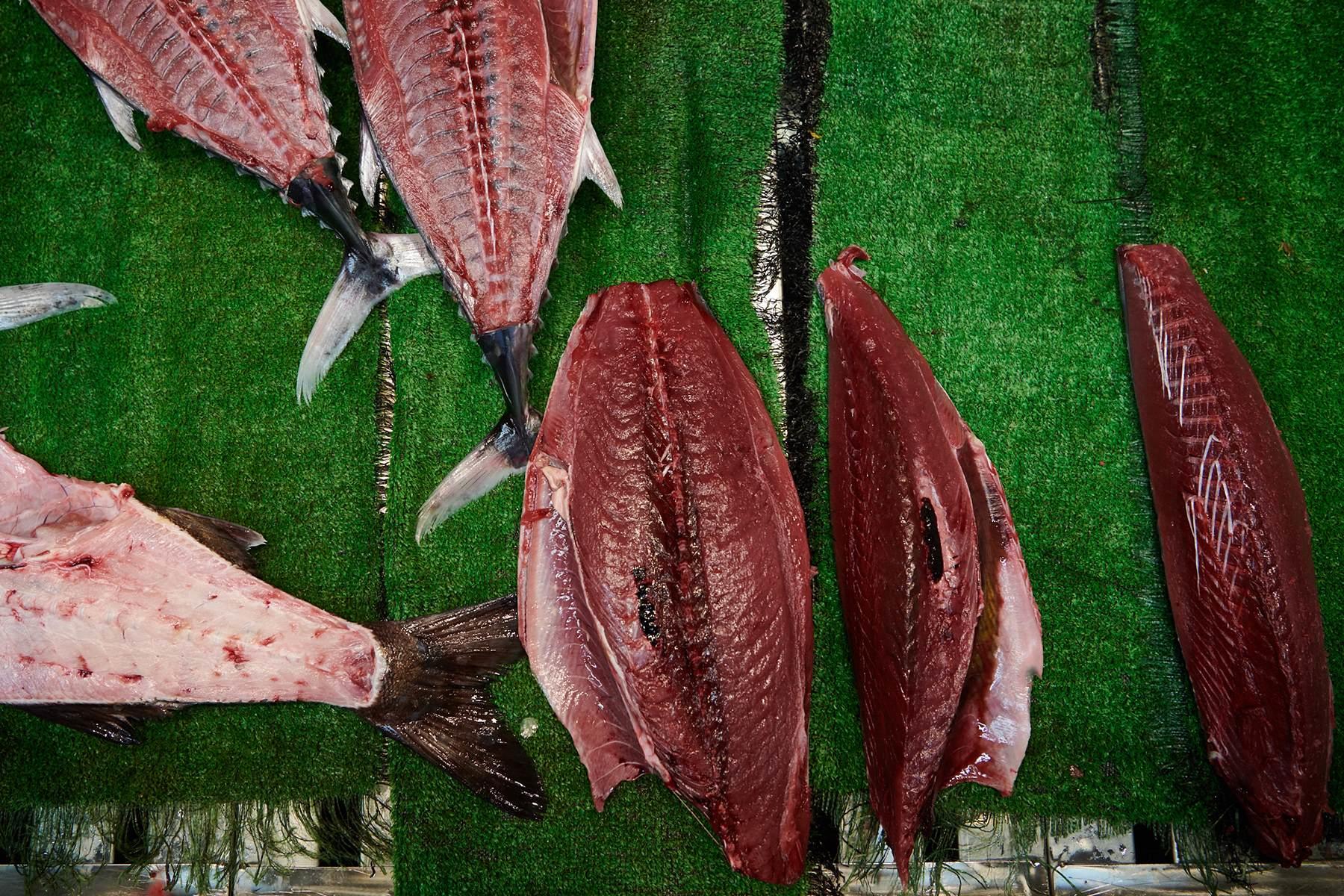 「㐂寿司」のために選った鰹はマルのままとっておき、捌いて身を確認して販売する。