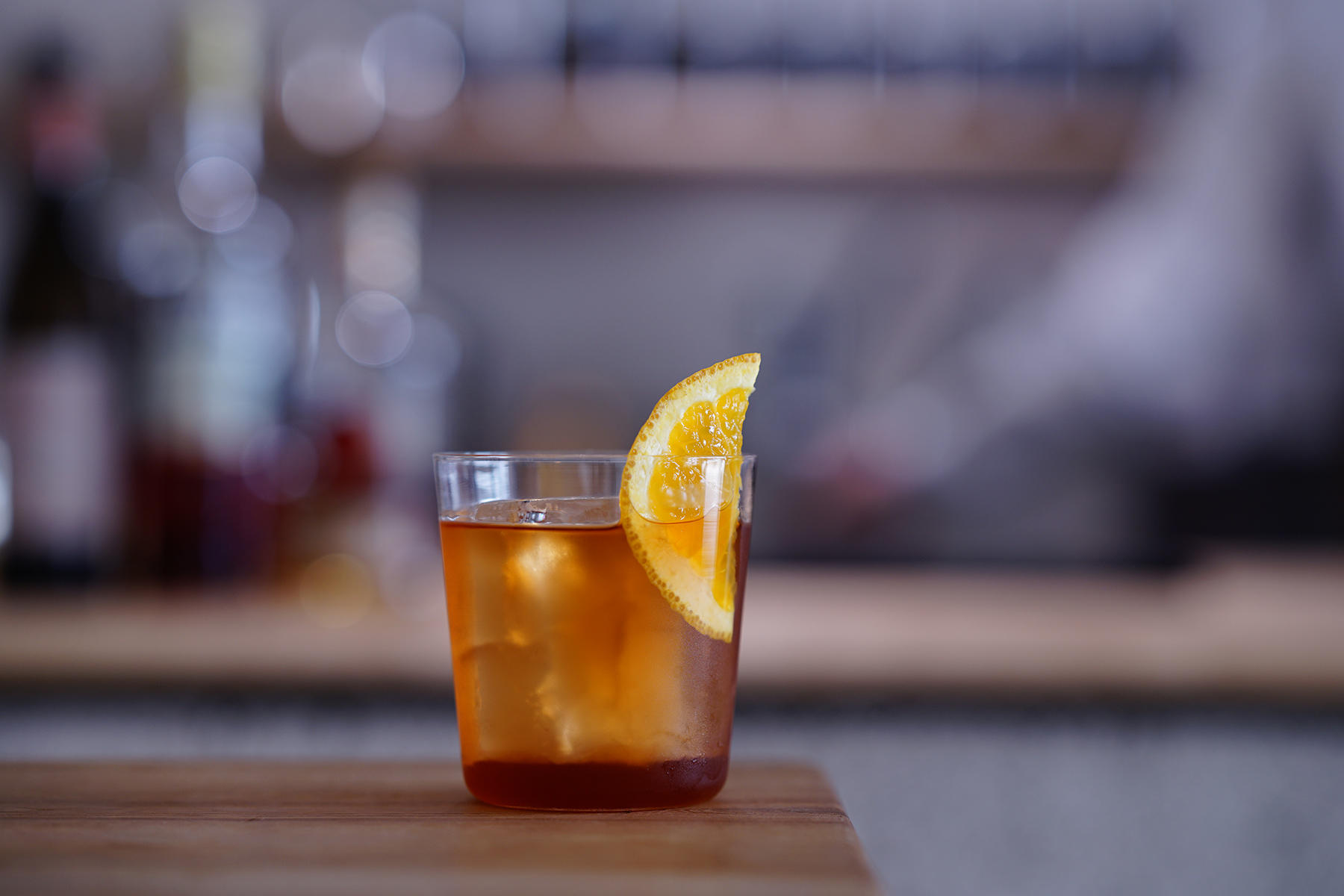 氷を入れたグラスに注ぎ、オレンジを添える。