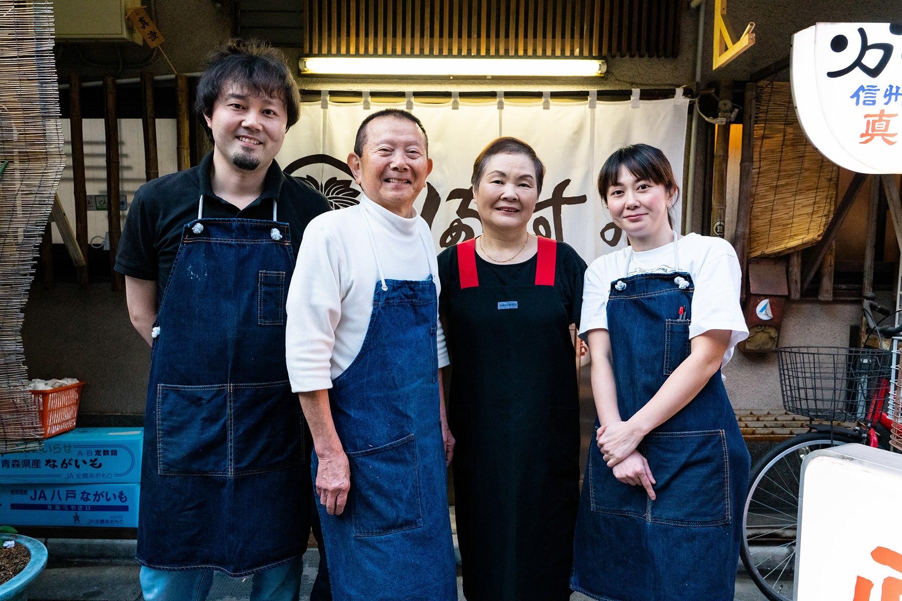 夜の仕込みがひと段落して、営業が始まる前に店先で家族写真を撮る。慣れ親しんだ「真澄」での営業は最後になるけれど、気負いもなければ涙もない4人であった。