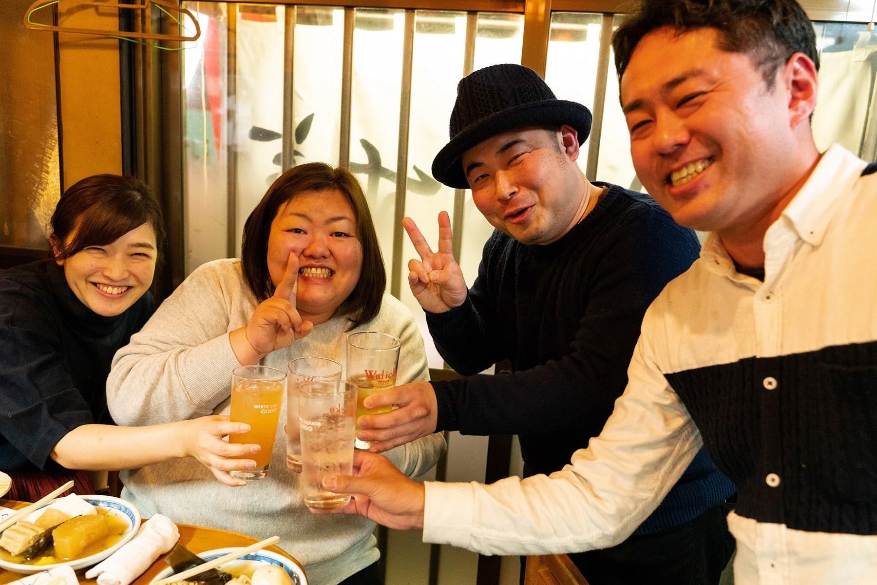 この日のために仕事を休んで駆けつけた常連客もいた。最後の湿っぽさは客の方にない。みんな飲んで食べて、さながら卒業コンサートの盛り上がり。