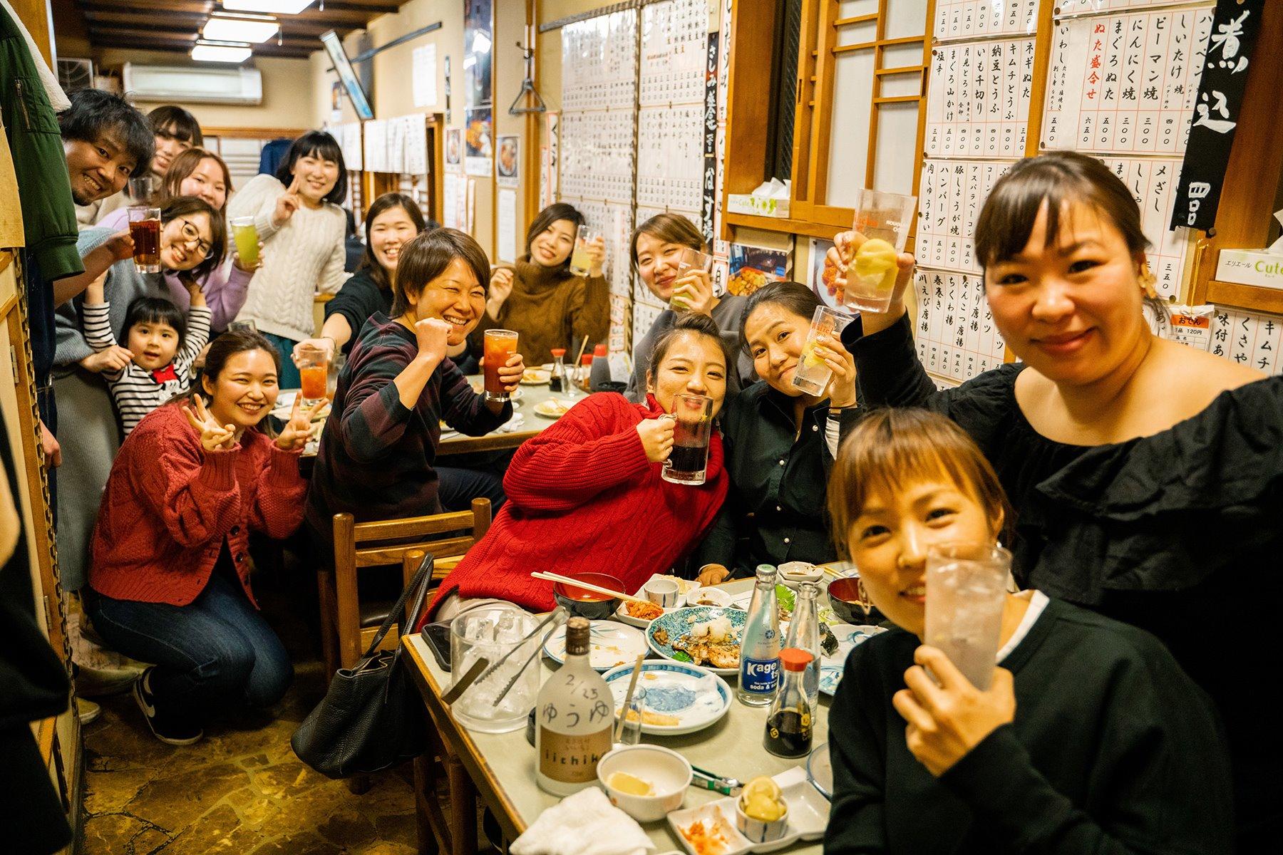 いつもここに集っていた女子たちも、お別れの日に集合。常日頃、老若男女が入り混じっていた「真澄」らしい最終日。