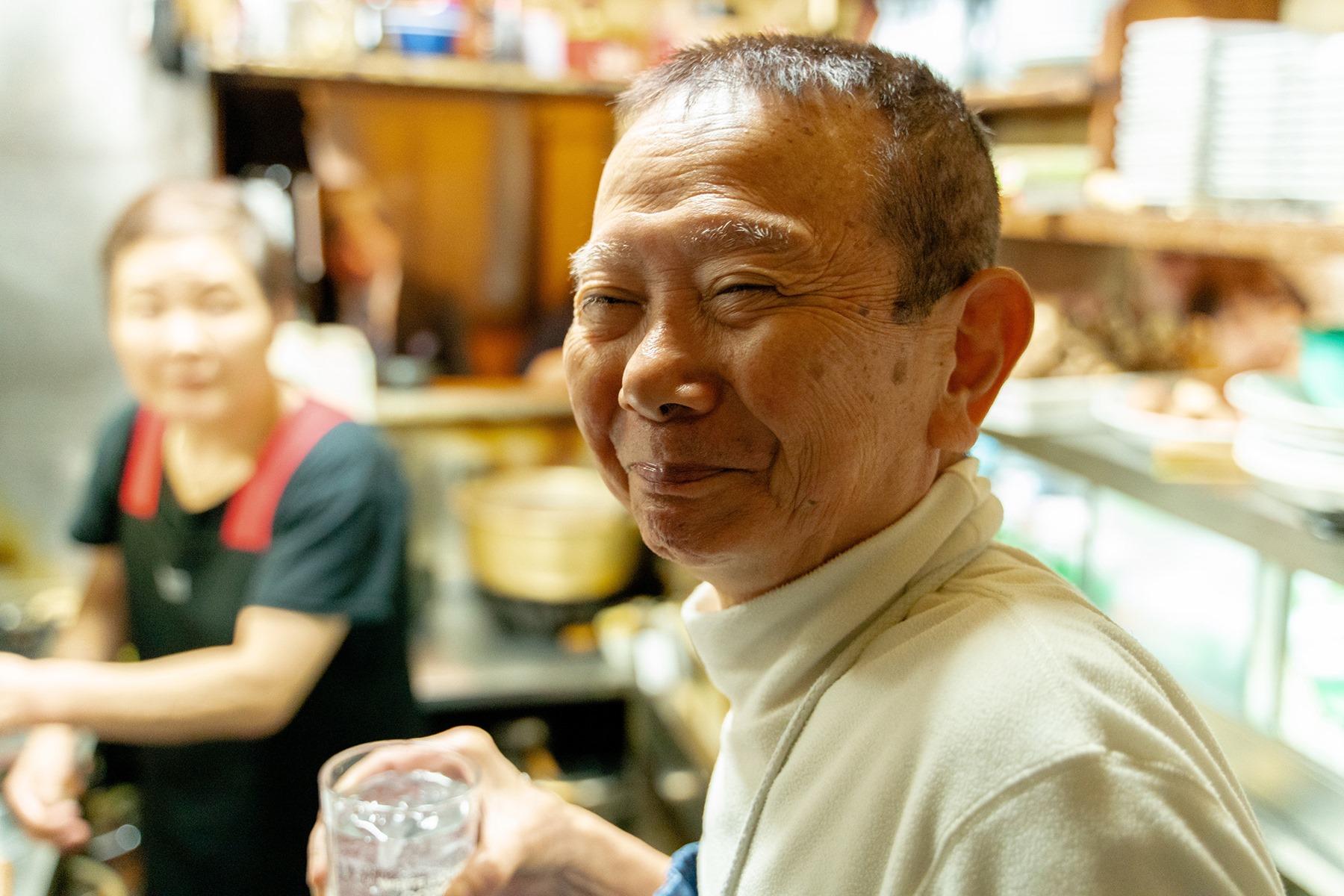 この日、いつもと違うとすれば、常連客が誰も帰らないこと。客が回転しないから、茂夫さん、ひと通り料理が出たところで、飲み始めた。